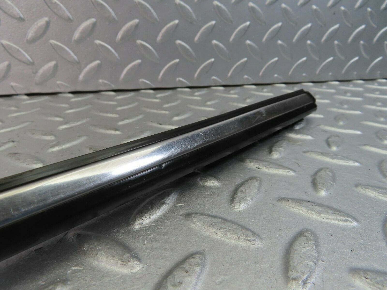 10256 Mercedes-Benz W123 Front Left Door Centre Moulding Trim