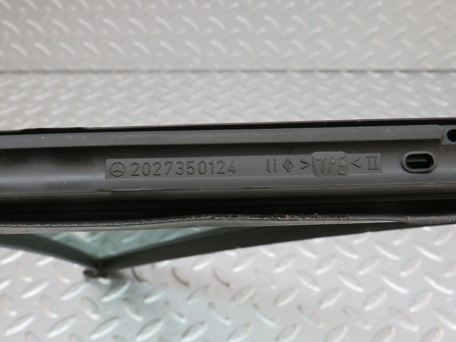 33259 Mercedes-Benz W202 C180 Rear Left Quarter Window Glass 2027350124