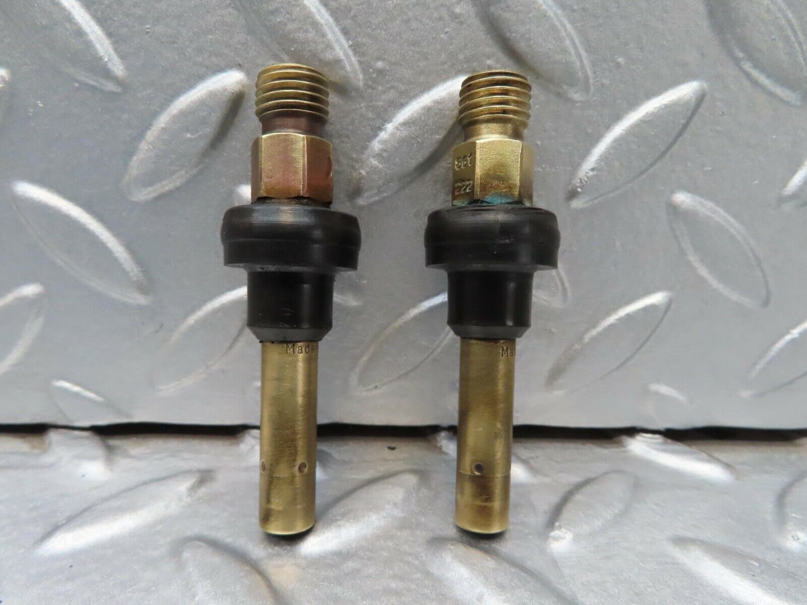 15937 Mercedes-Benz W123 280E 2x Fuel Injectors Bosch 0437502010