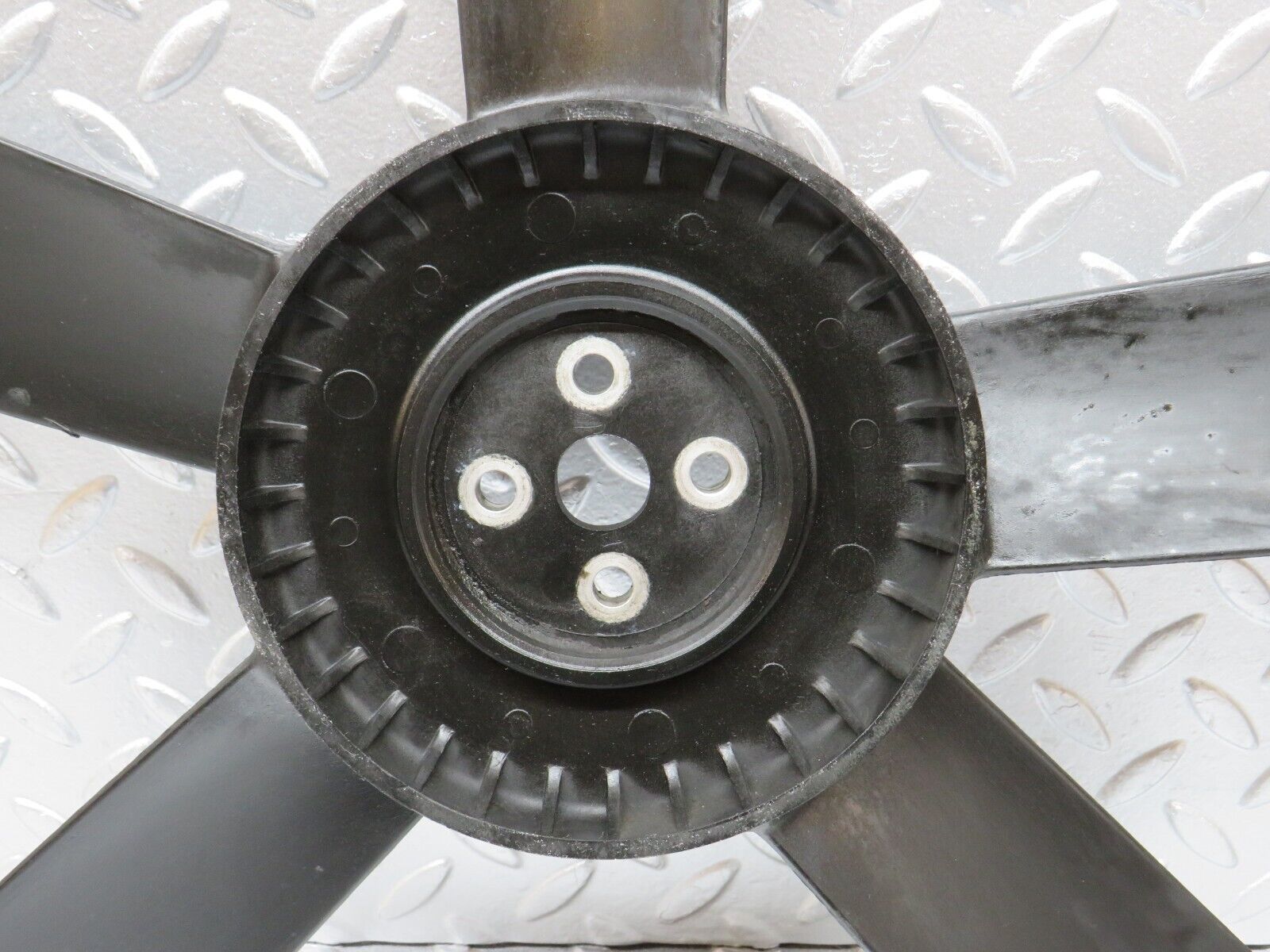 31047 Mercedes-Benz W123 200D Engine Cooling Fan 1152050406