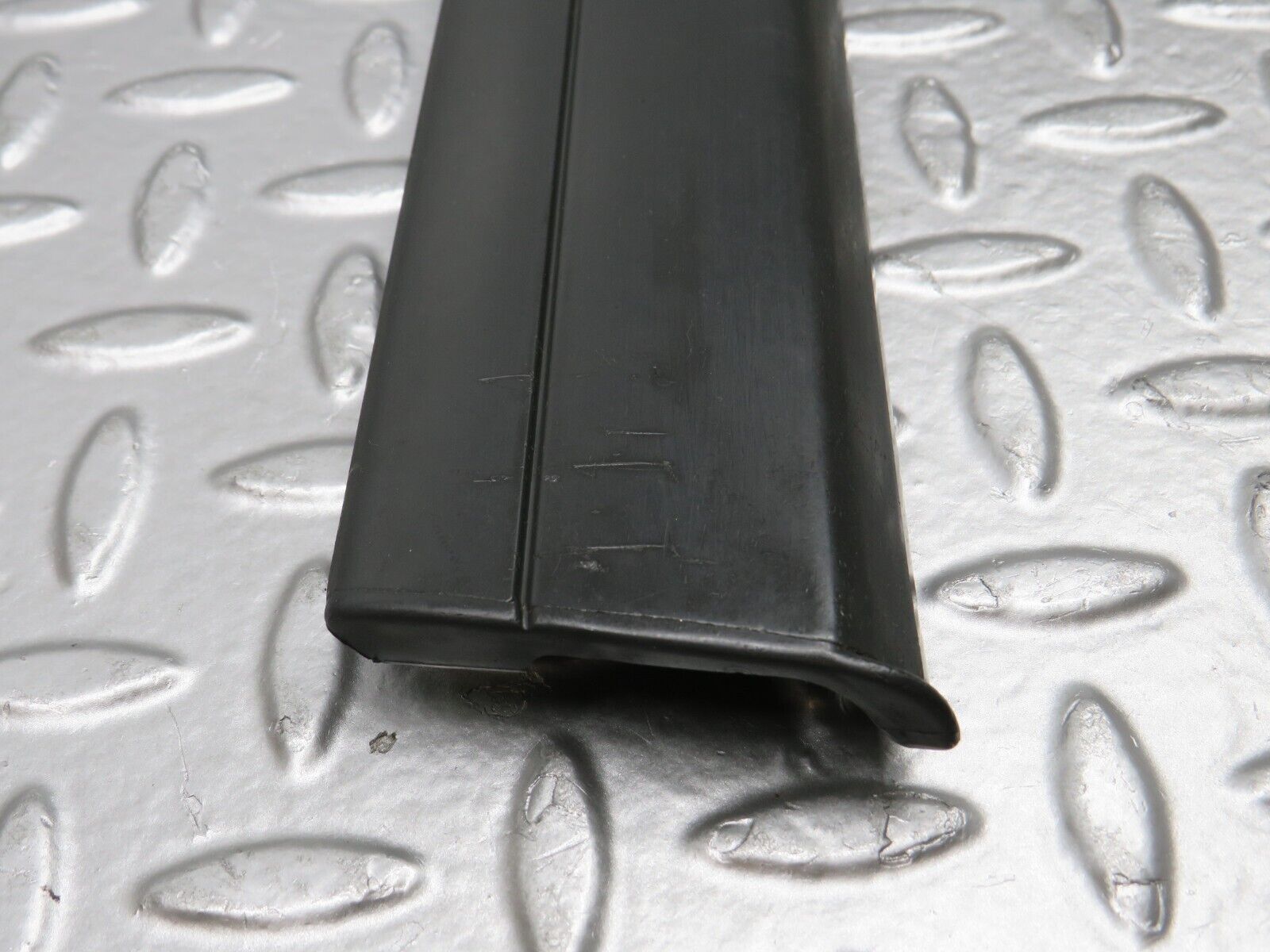 32301 Mercedes-Benz S124 300TE Wagon Front Right Door Centre Moulding Trim