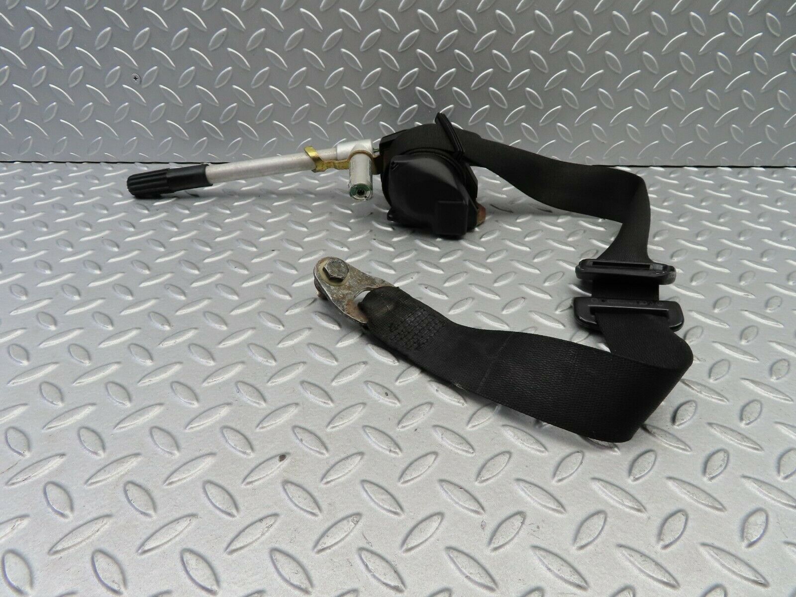 6226 Mercedes-Benz W126 380SE Front Right Seat Belt Driver Side 1268604086