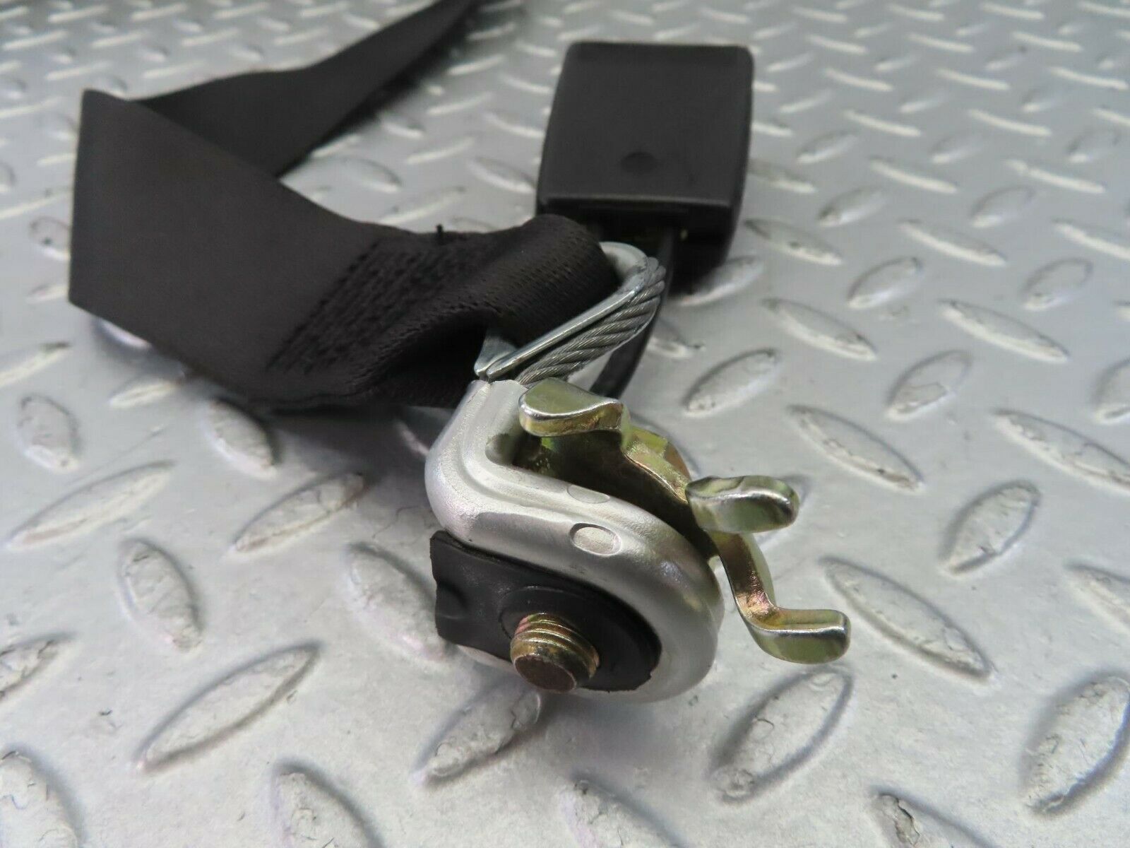 10384 Mercedes-Benz W201 190E Rear Middle Seat Belt With Buckle 2018605685