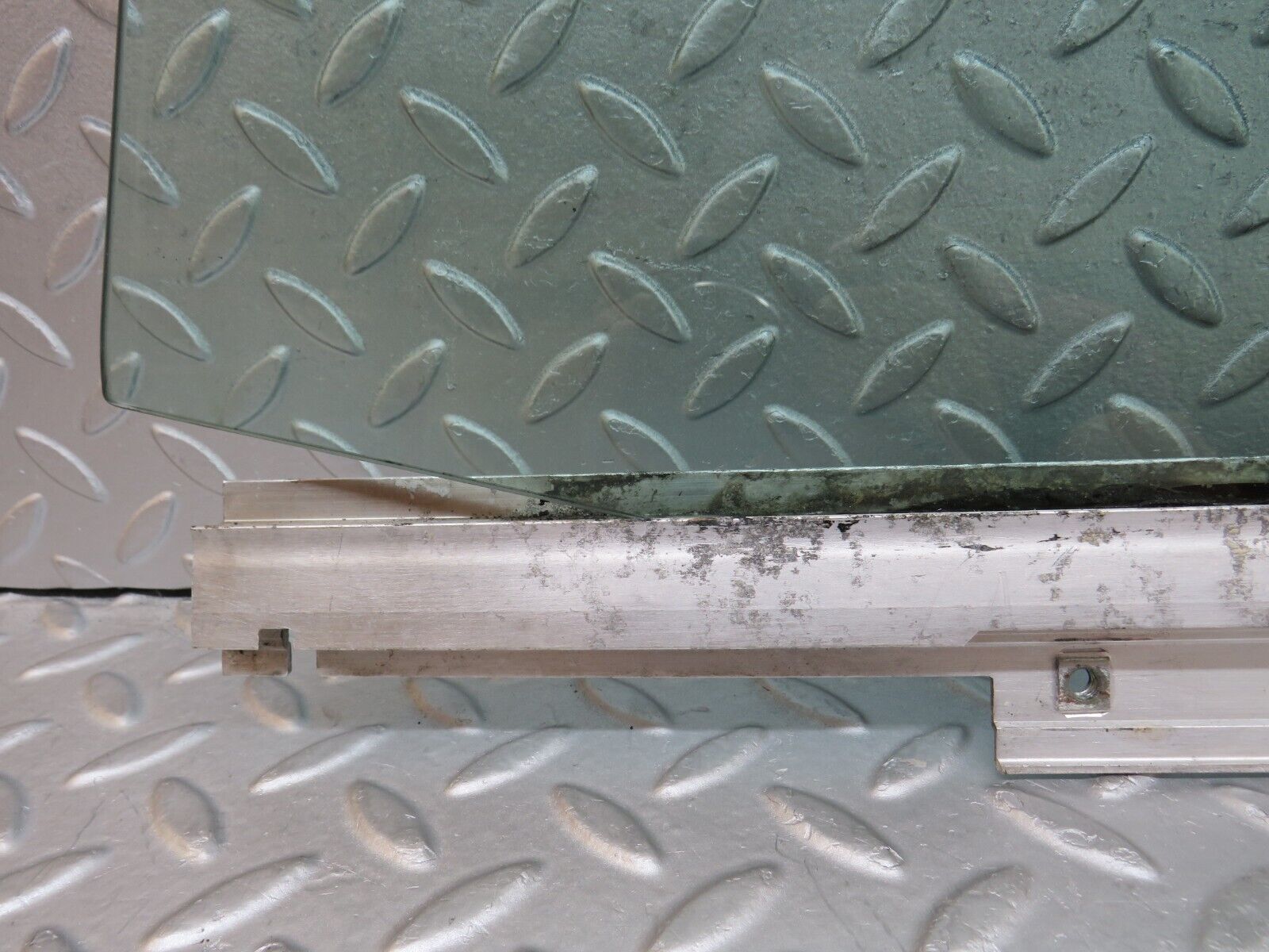 36038 Mercedes-Benz W126 420SE Front Right Door Window Glass