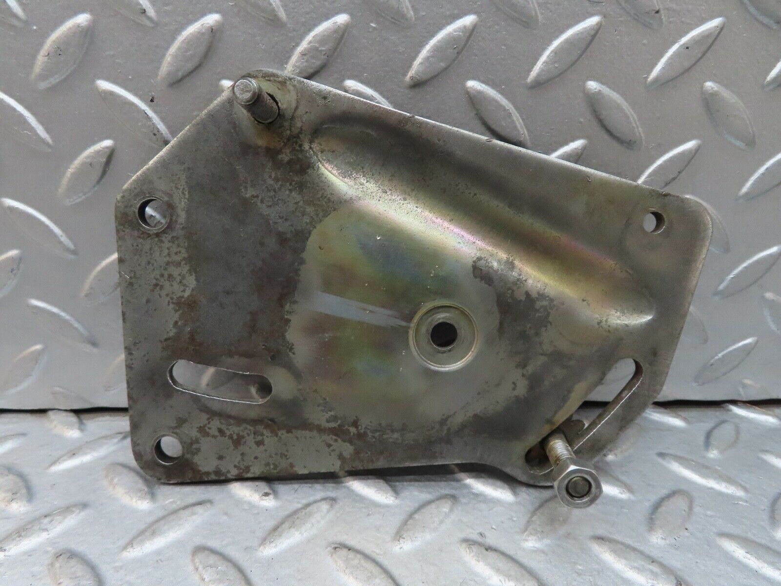 17686 Mercedes-Benz W116 450SEL Power Steering Pump Bracket