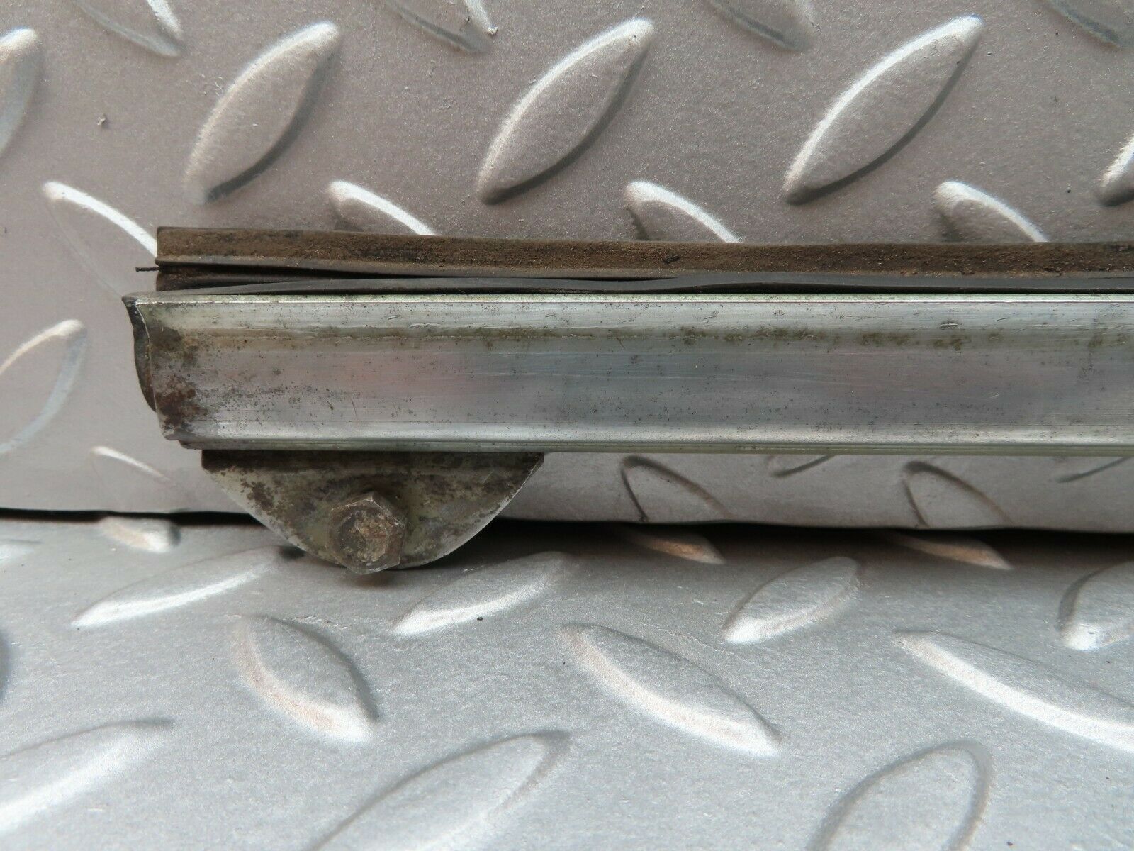 3689 Mercedes-Benz W108 280SE Front Left Door Glass Holder