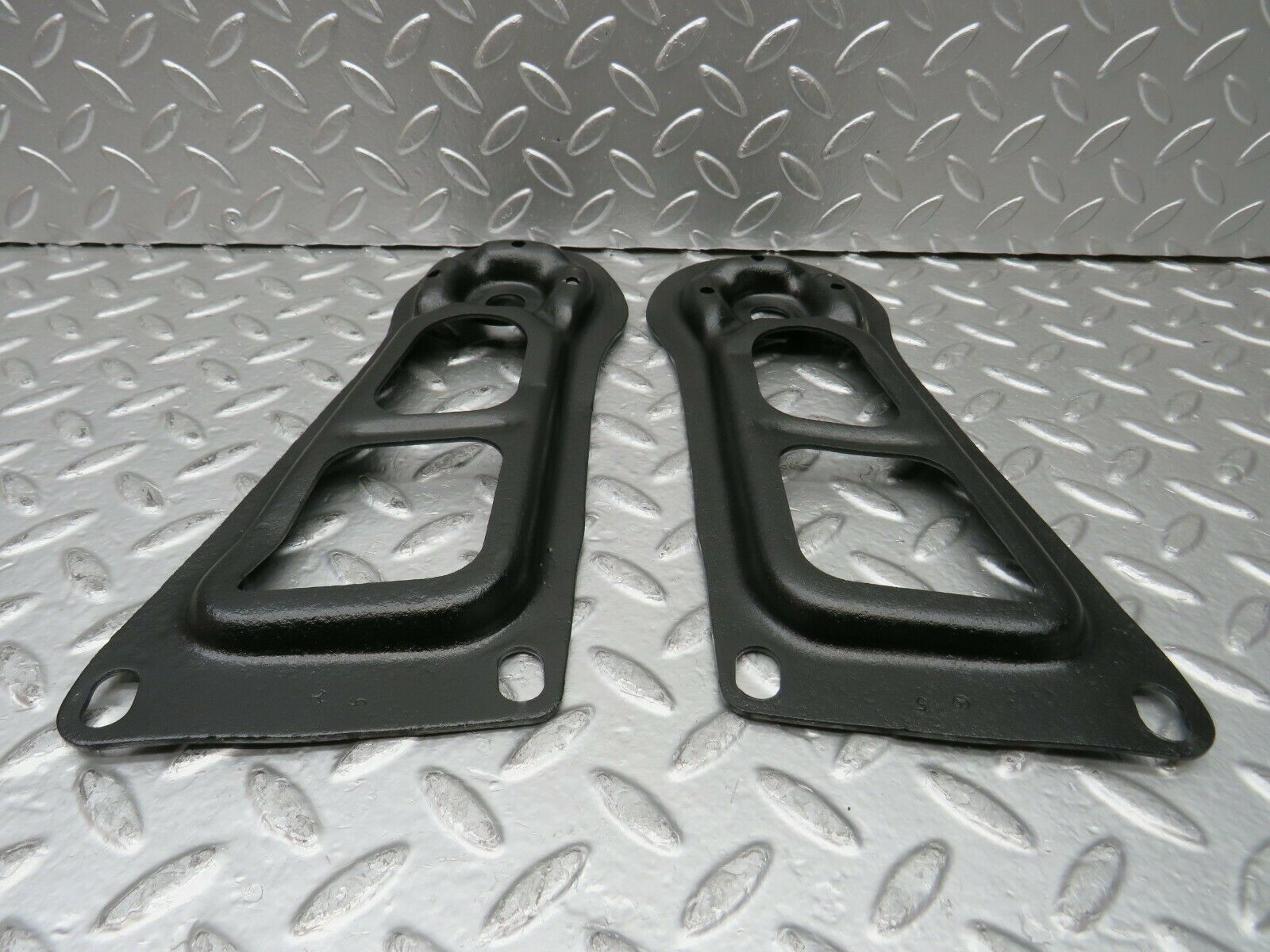 22867 Mercedes-Benz C107 450SLC Coupe Rear Suspension Axle Mounting Bracket