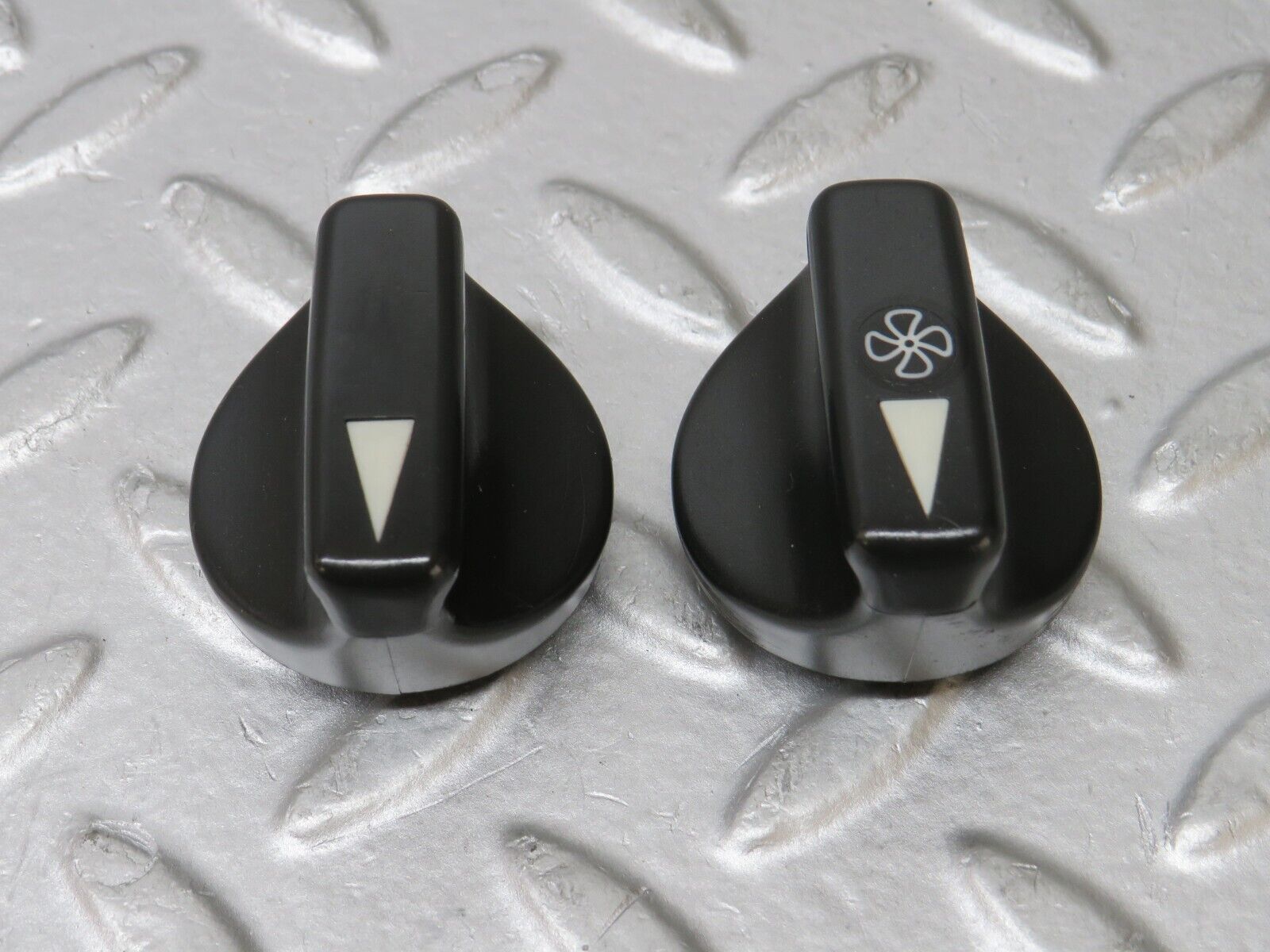 36132 Mercedes-Benz W126 420SE Heater Control Knob Pair