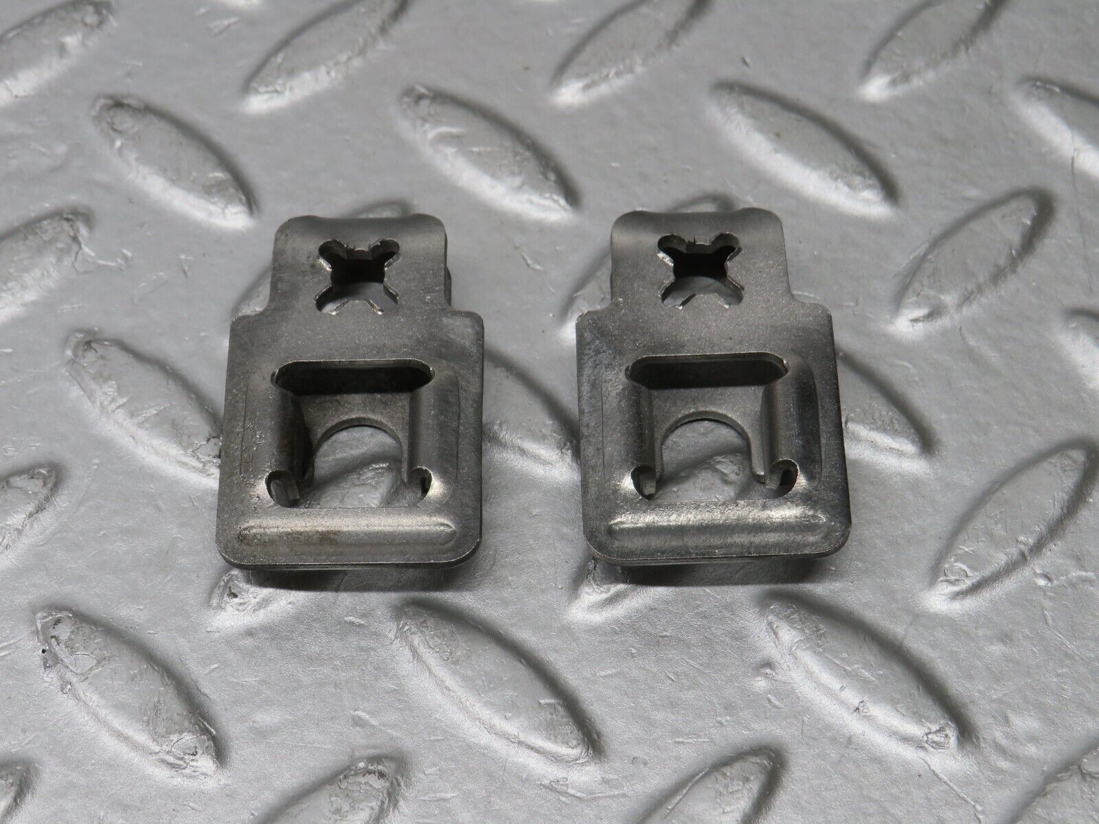 39031 Mercedes-Benz W201 190E 2.6L Fuel Injector Bracket 2x