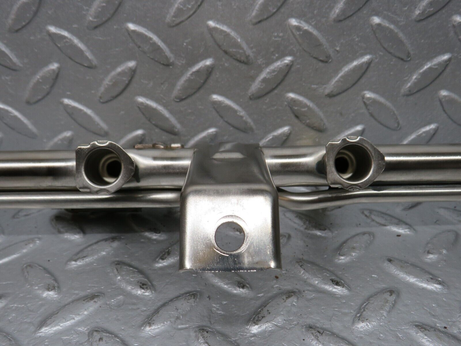 39441 Mercedes-Benz R129 320SL Coupe Fuel Injector Rail With Fuel Pressure Regulator 1040701395