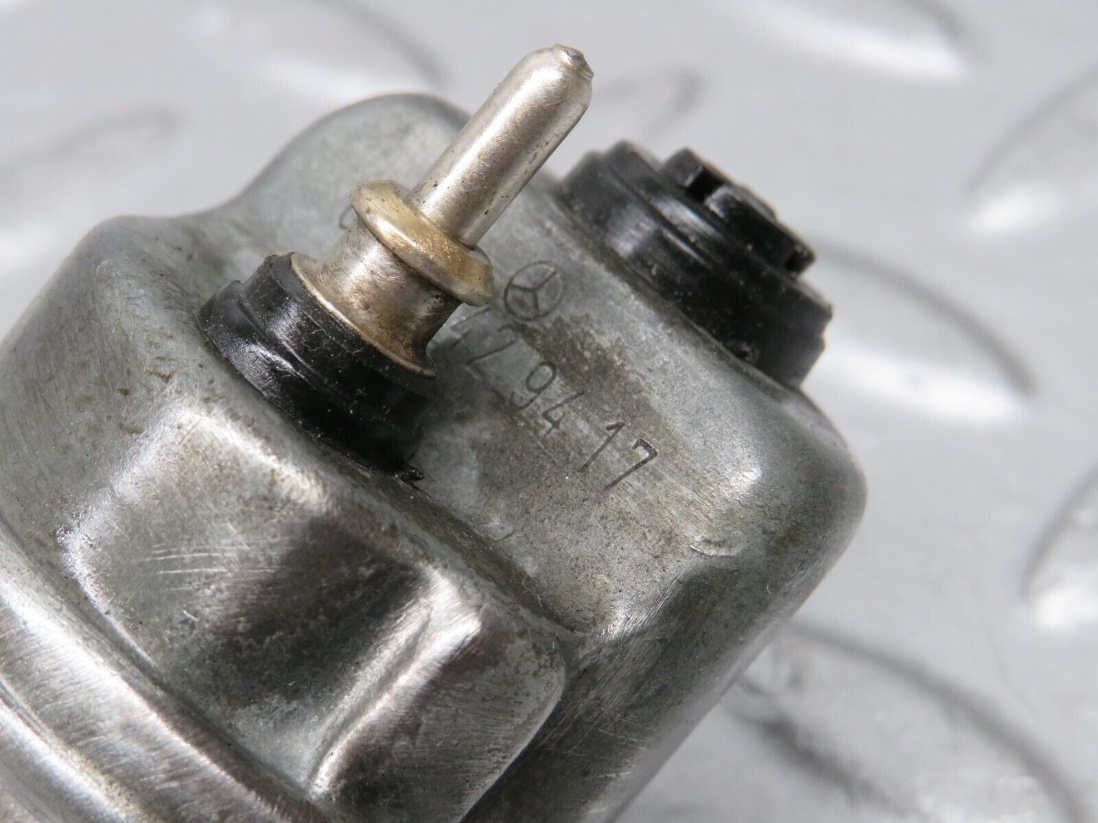 39065 Mercedes-Benz W201 190E 2.6L Oil Pressure Sensor 0065429416