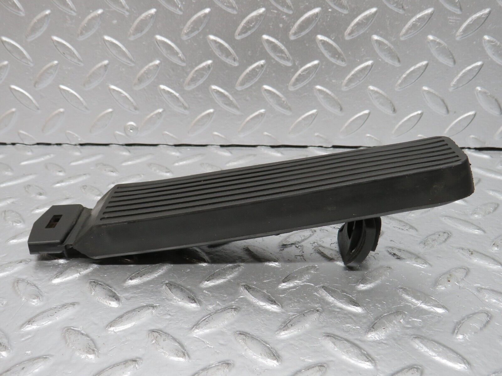 32597 Mercedes-Benz S124 300TE Wagon Accelerator Pedal With Rubber 1233010082