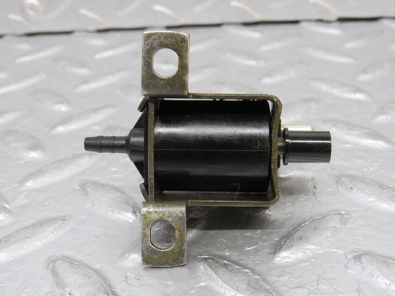 0582 Mercedes-Benz W123 230E Pierburg Vacuum Control Valve 0035450832
