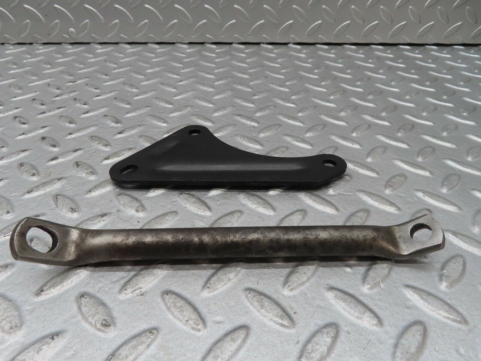 16975 Mercedes-Benz C123 280CE Coupe Power Steering Pump Bracket