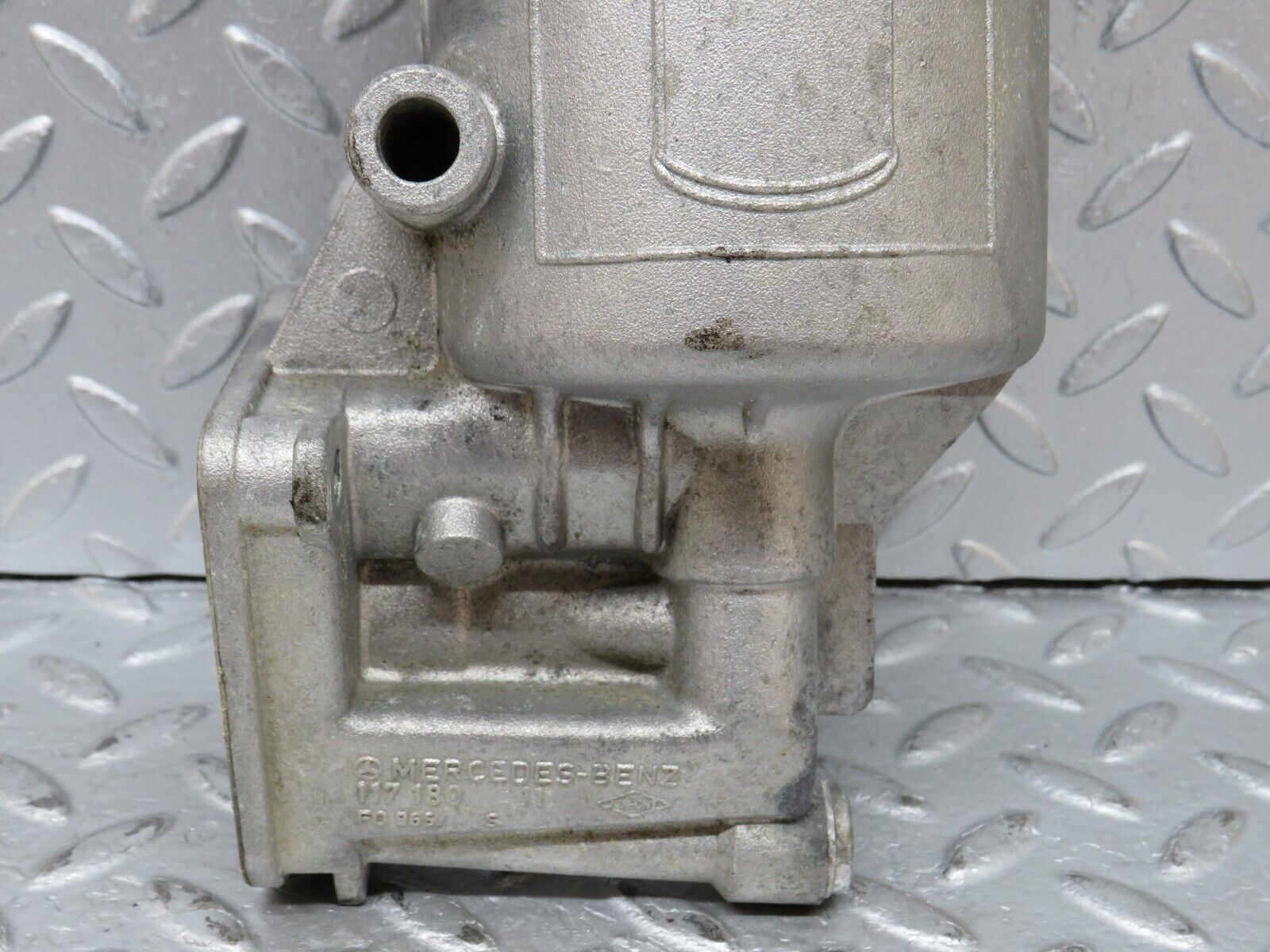 36333 Mercedes-Benz W126 420SE Oil Filter Housing 1171802611 1171840008