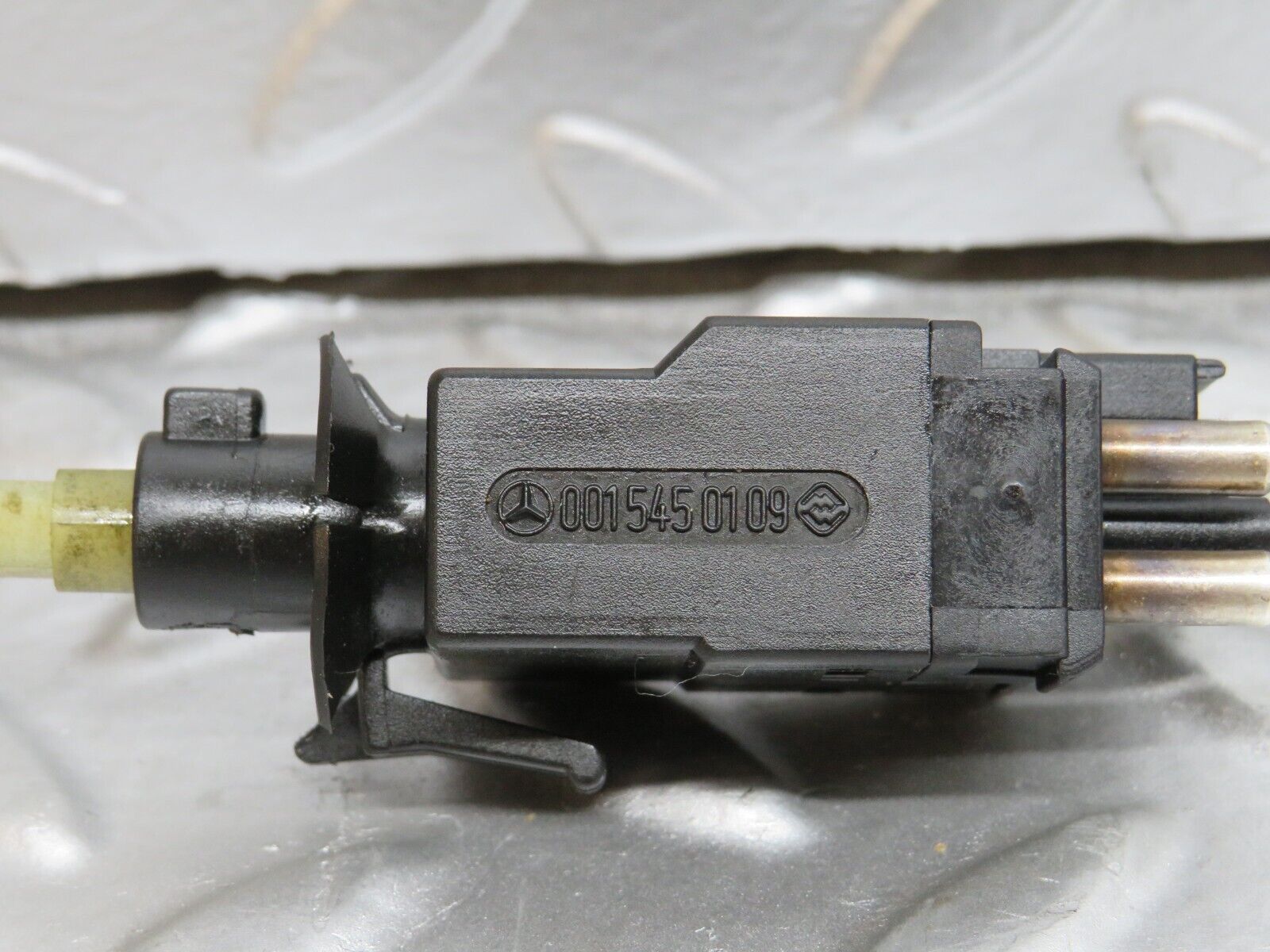 29178 Mercedes-Benz C124 320CE Coupe Brake Light Switch 0015450109