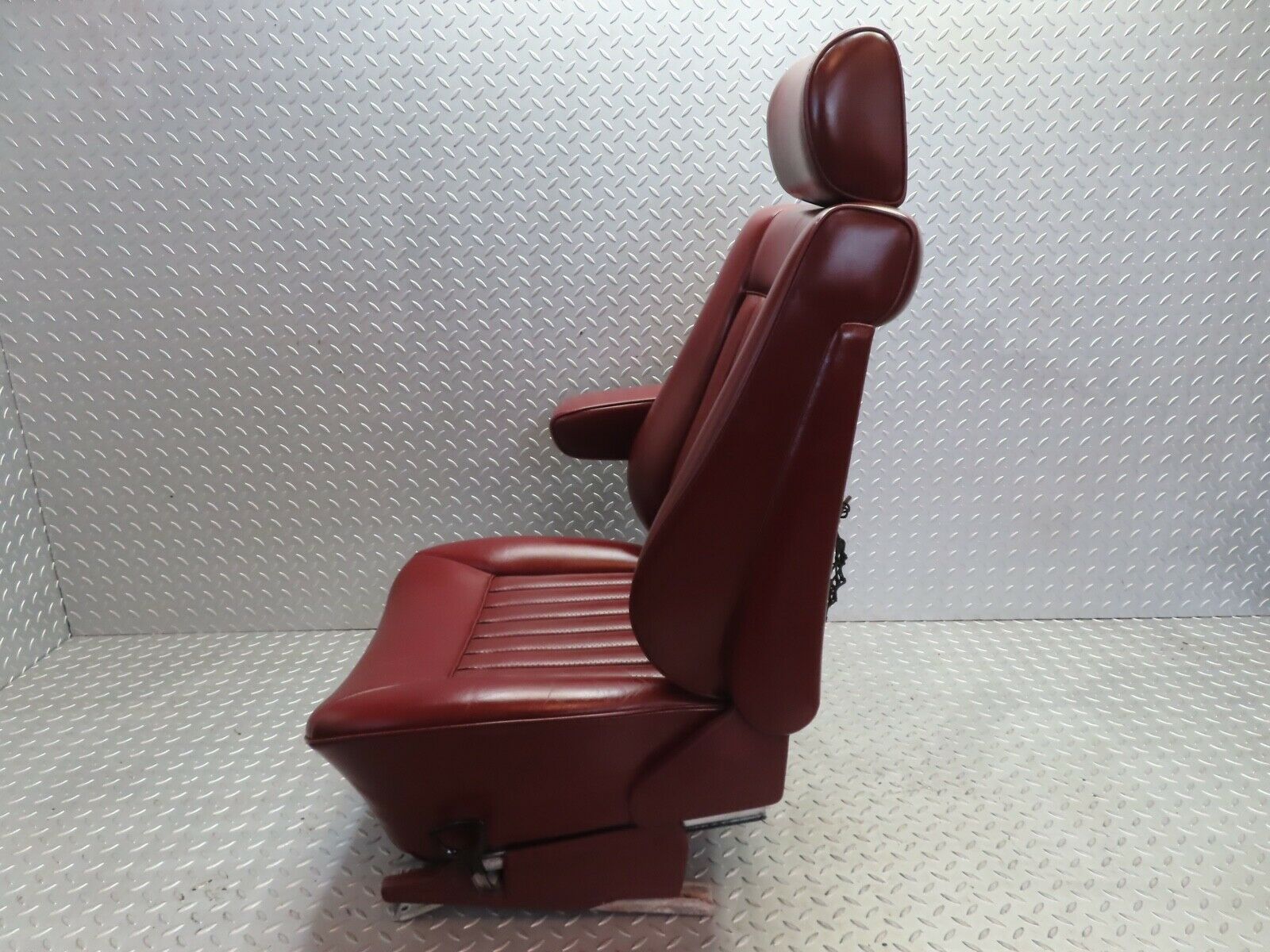 21532 Mercedes-Benz W126 300SE Front Left Seat Red Leather 1269102650