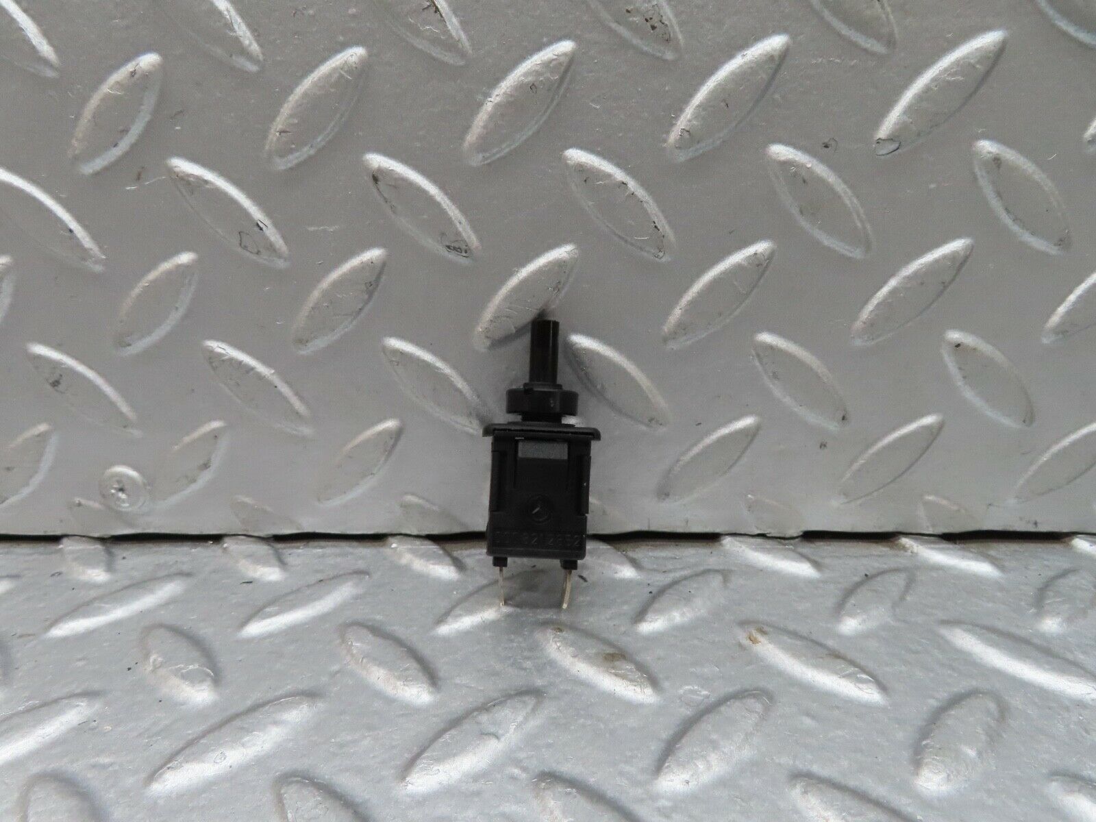 18086 Mercedes-Benz W123 200 Door Contact Switch 0008212852