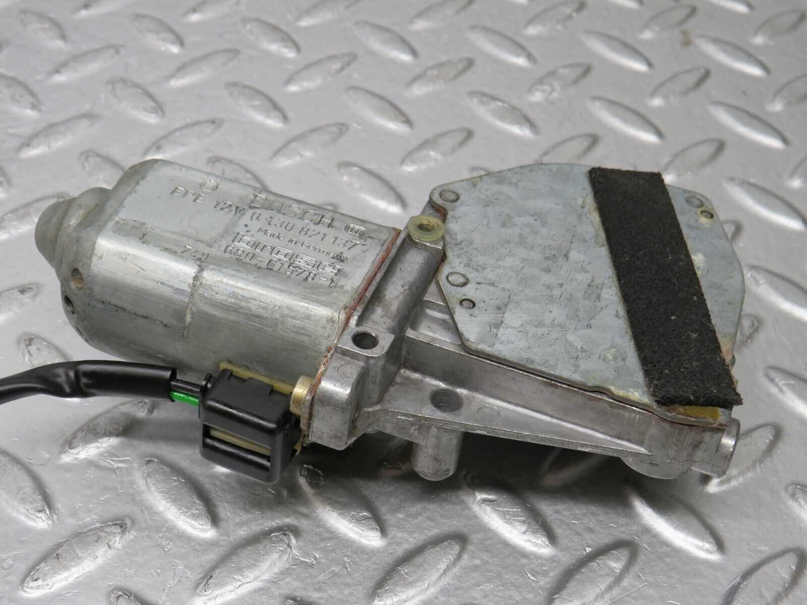 33953 Mercedes-Benz W124 230E Front Left Window Regulator Motor 0130821137