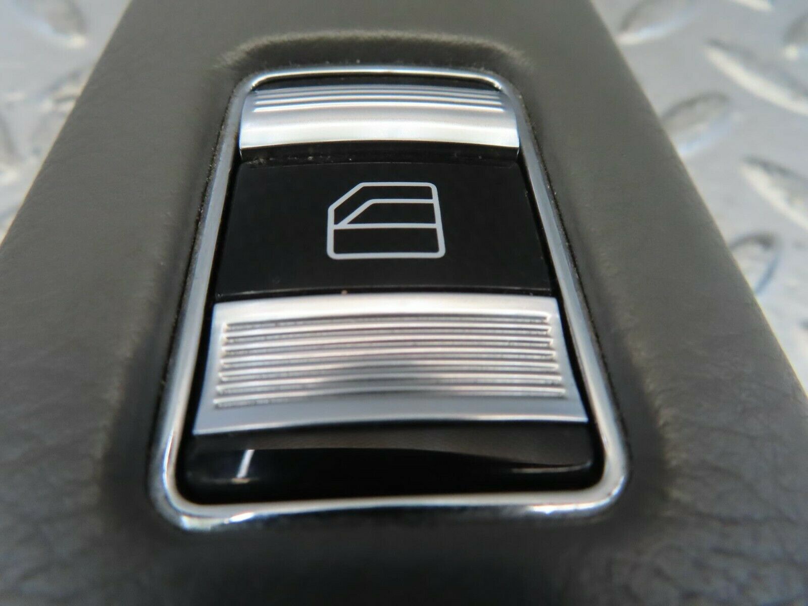 11190 Mercedes-Benz W221 S320 Rear Left Window Control Switch P0110637