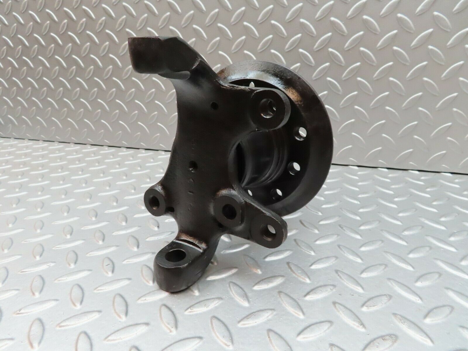 3428 Mercedes-Benz W115 220D Front Right Wheel Hub