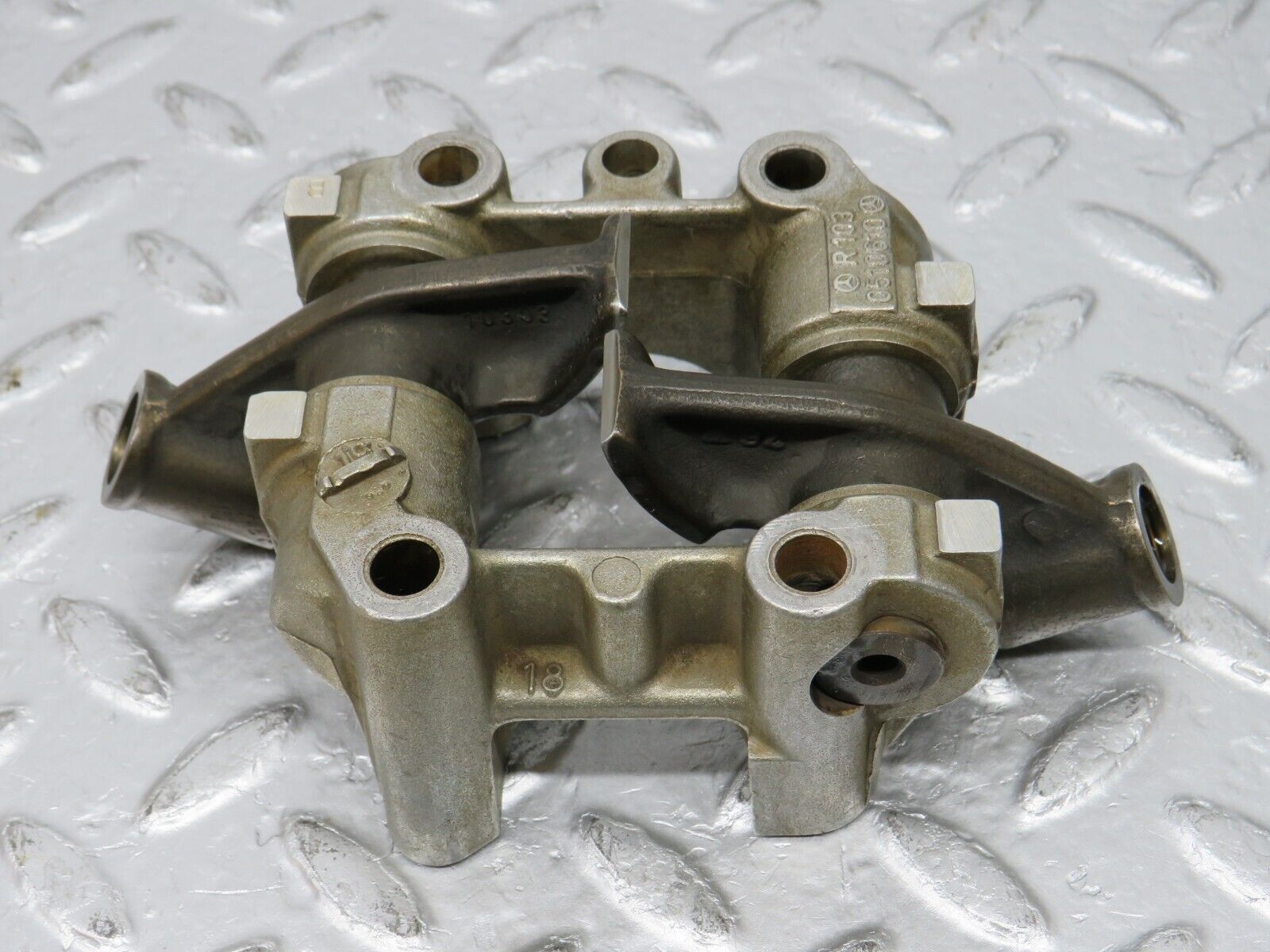 32623 Mercedes-Benz S124 300TE Rocker Arms Camshaft Bearing Block 1030510610