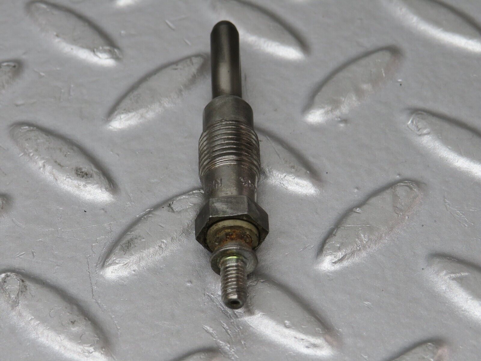 32894 Mercedes-Benz W123 300D Glow Plug Bosch Y-902R 046