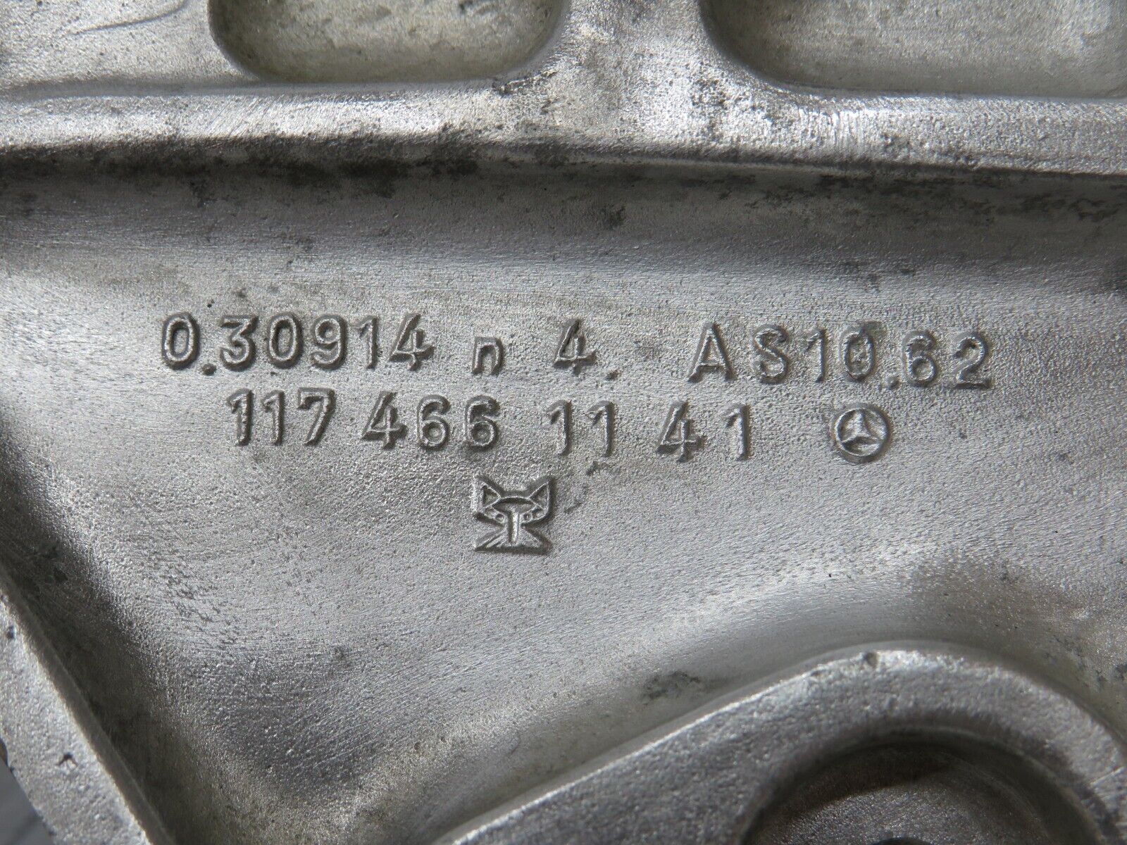 34511 Mercedes-Benz C126 380SEC Coupe Power Steering Pump Bracket 1174661141