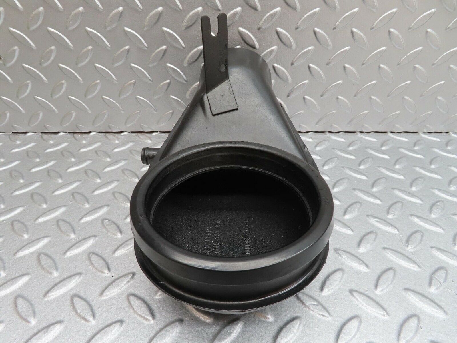 13926 Mercedes-Benz C107 280SLC Air Intake 0000943011