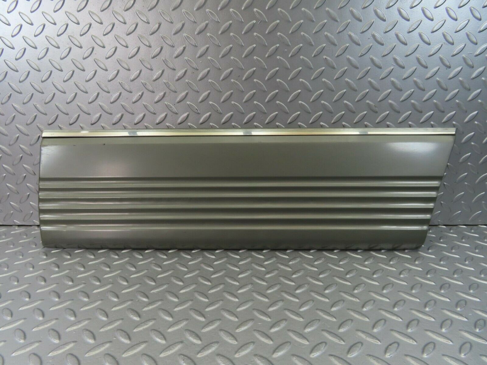 8875 Mercedes-Benz W126 Rear Left Door Moulding 1266900540