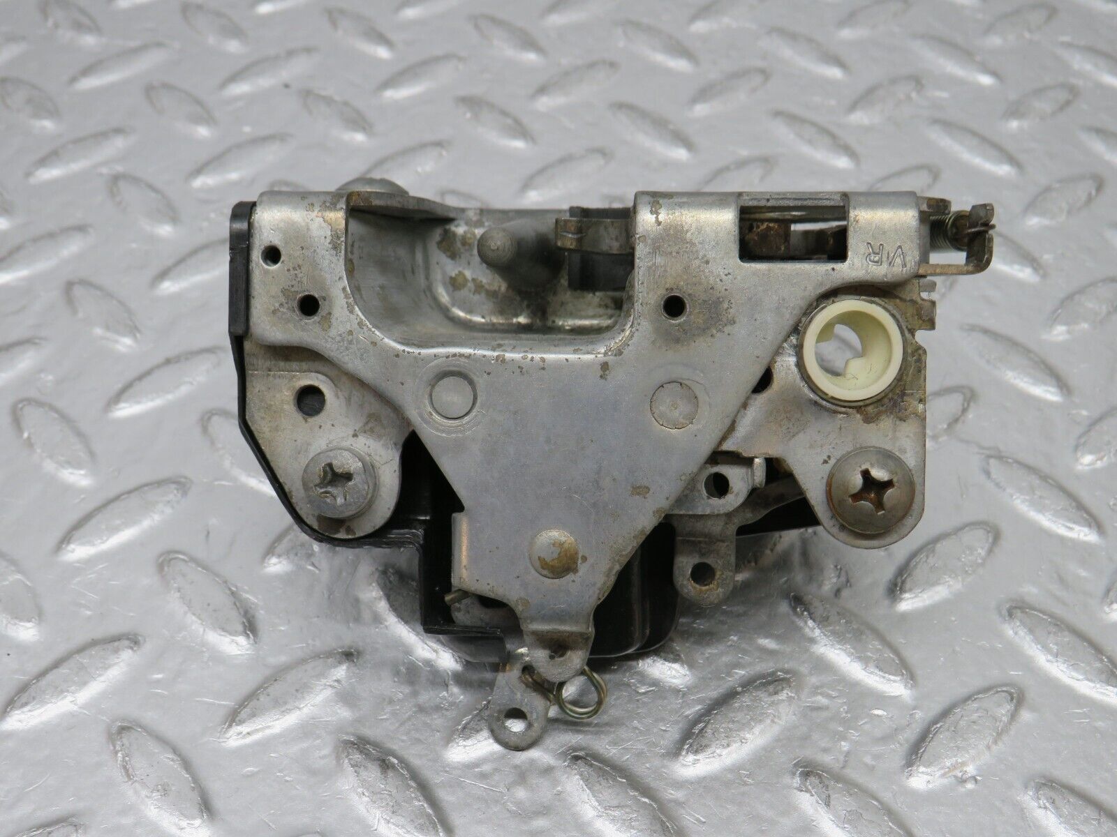 0573 Mercedes-Benz W123 230E Front Right Door Lock Mechanism 1237230208