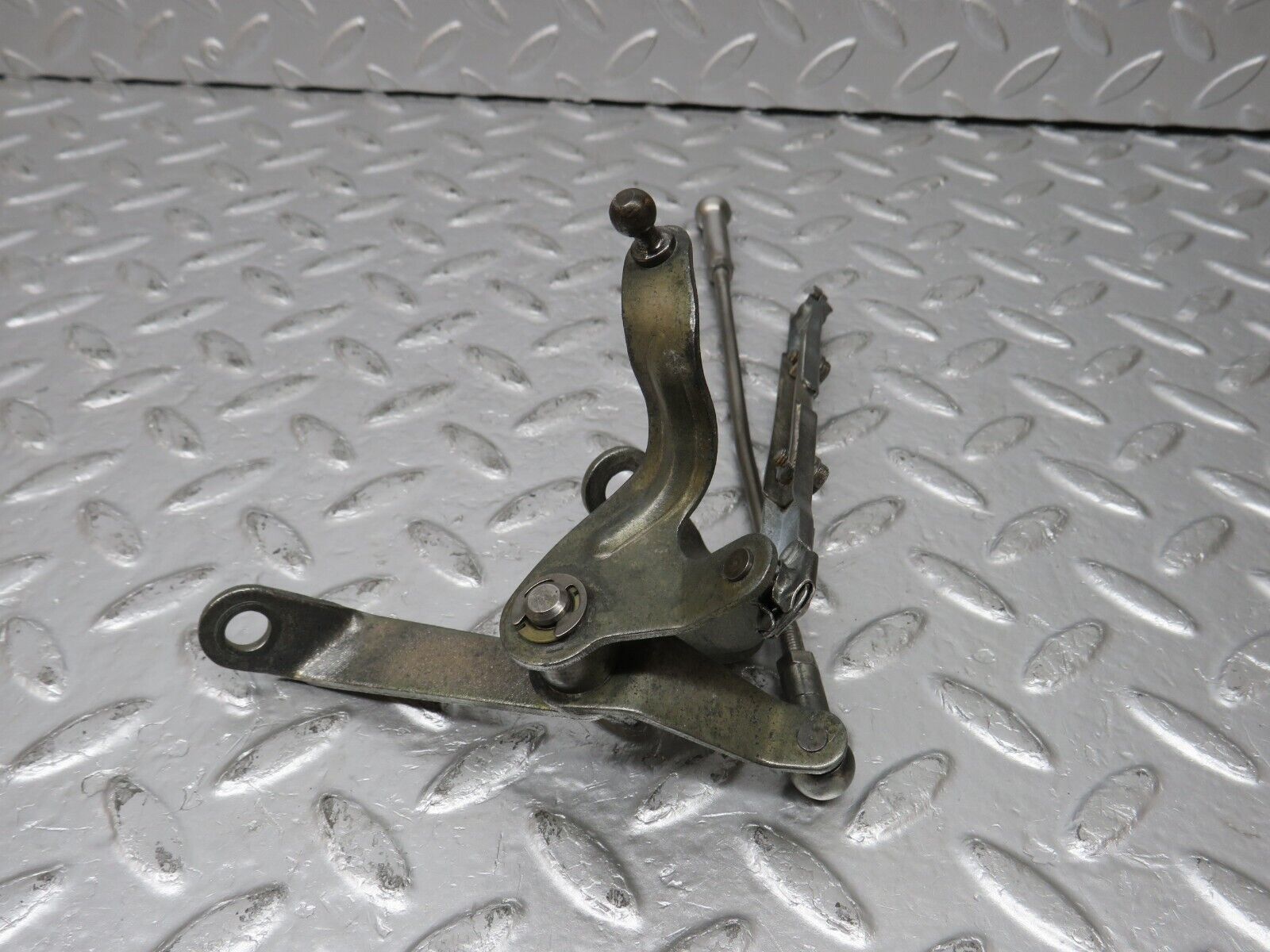 34513 Mercedes-Benz C126 380SEC Coupe Throttle Linkage