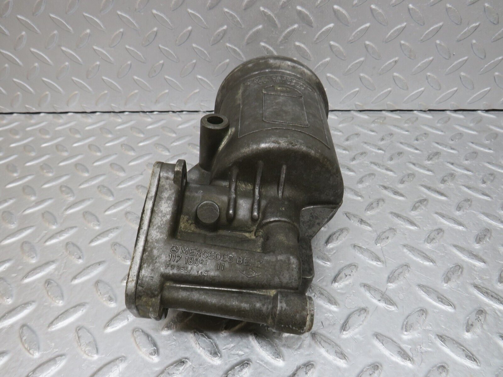 37150 Mercedes-Benz C126 420SEC Coupe Oil Filter Housing 0011846525 1171802511