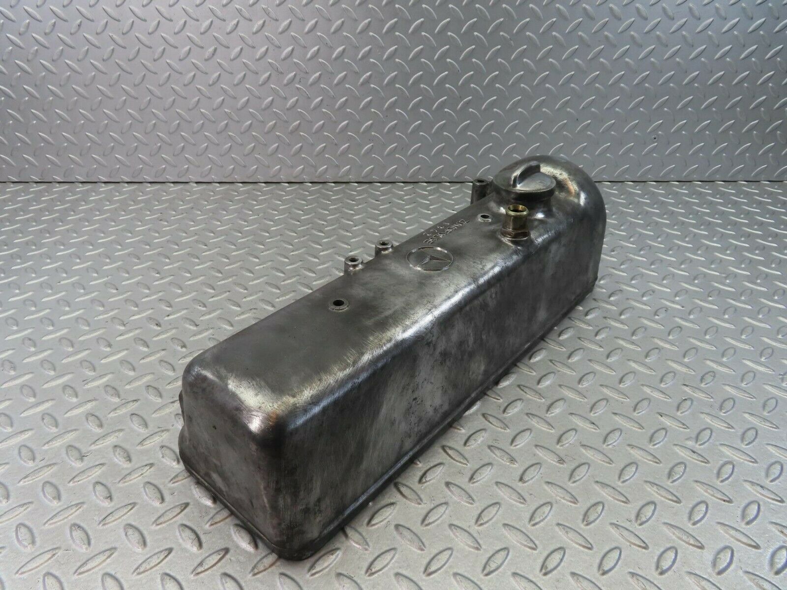 8681 Mercedes-Benz W115 Cylinder Head Valve Cover 6150160105