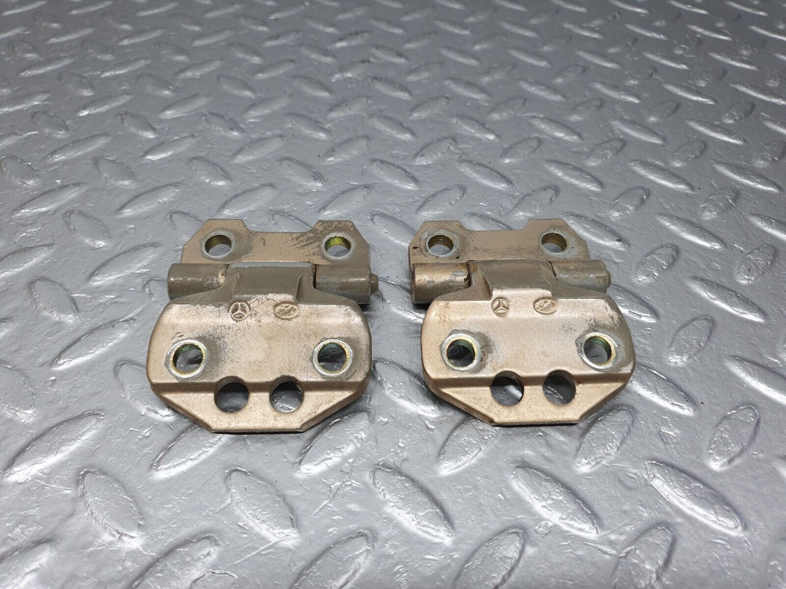 41530 Mercedes-Benz W124 200E Door Hinge Right Side