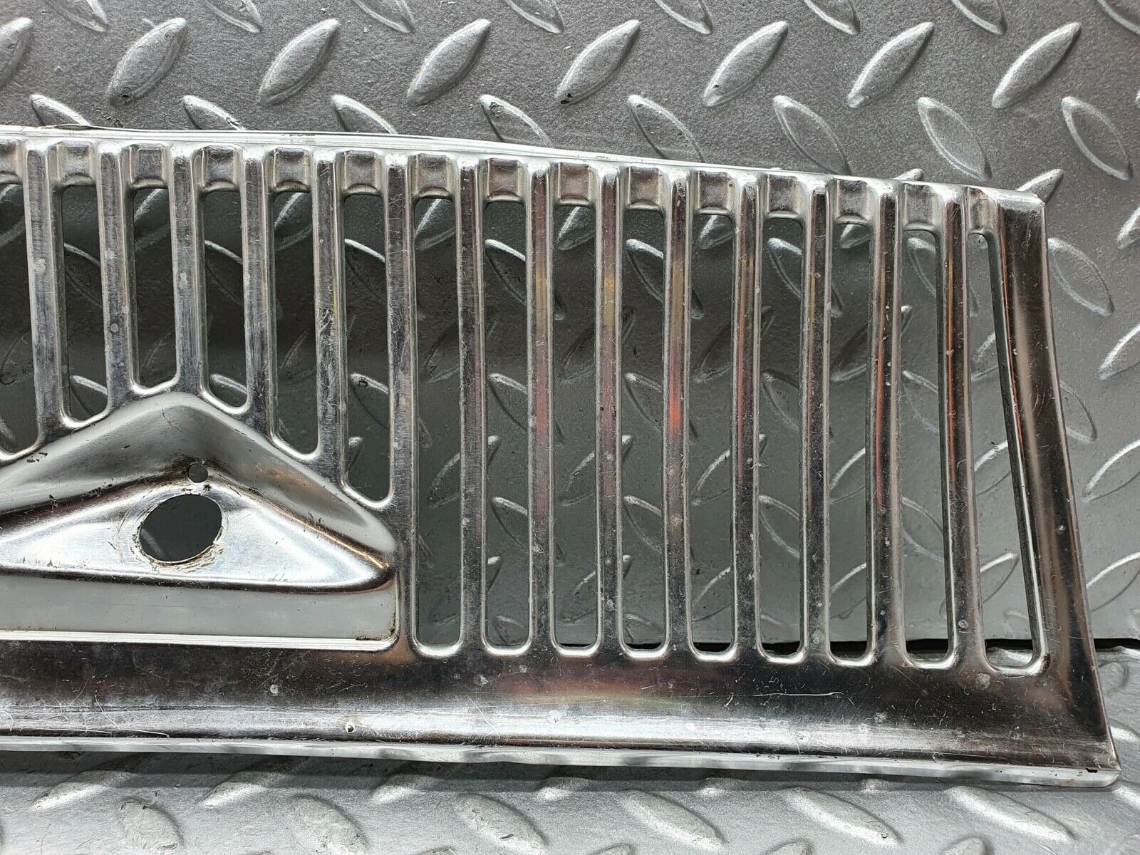 0160 Mercedes-Benz W116 350SE Air Intake Grill Chrome