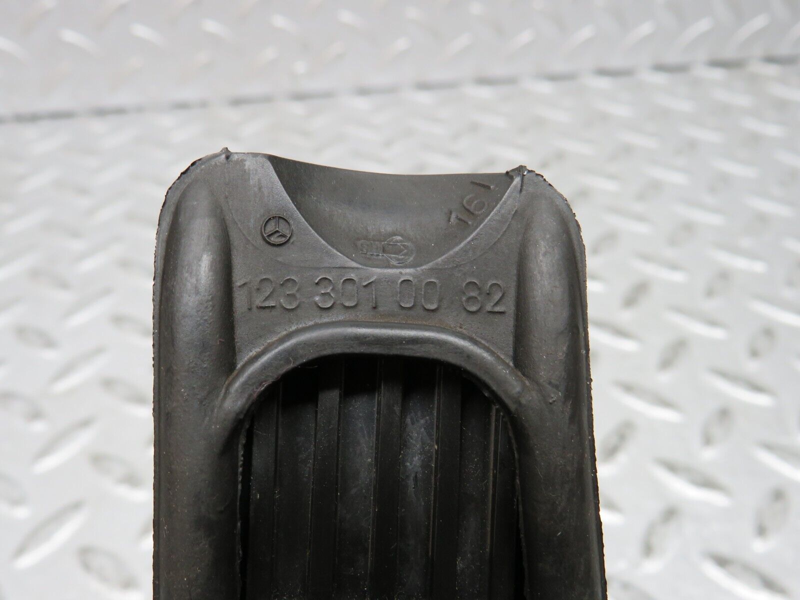29086 Mercedes-Benz C124 320CE Coupe Accelerator Pedal With Rubber 1233010082