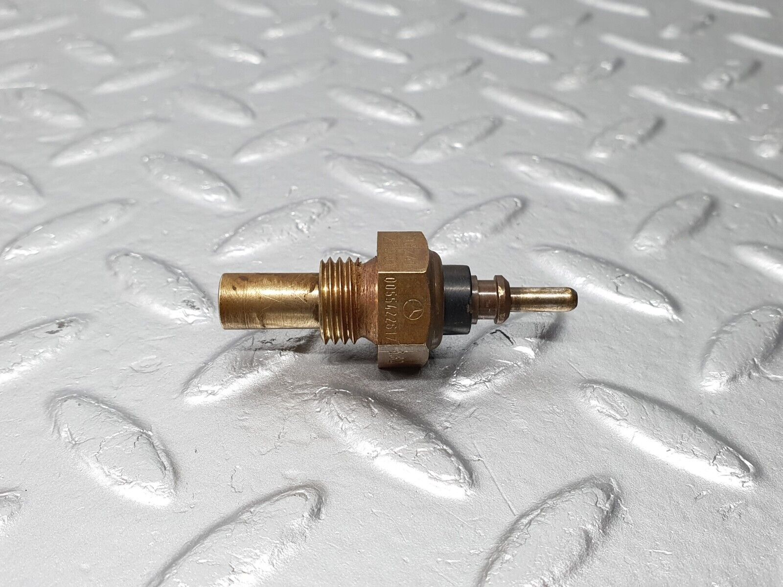 40860 Mercedes-Benz W123 300D Coolant Temperature Sensor Beru 0055422617