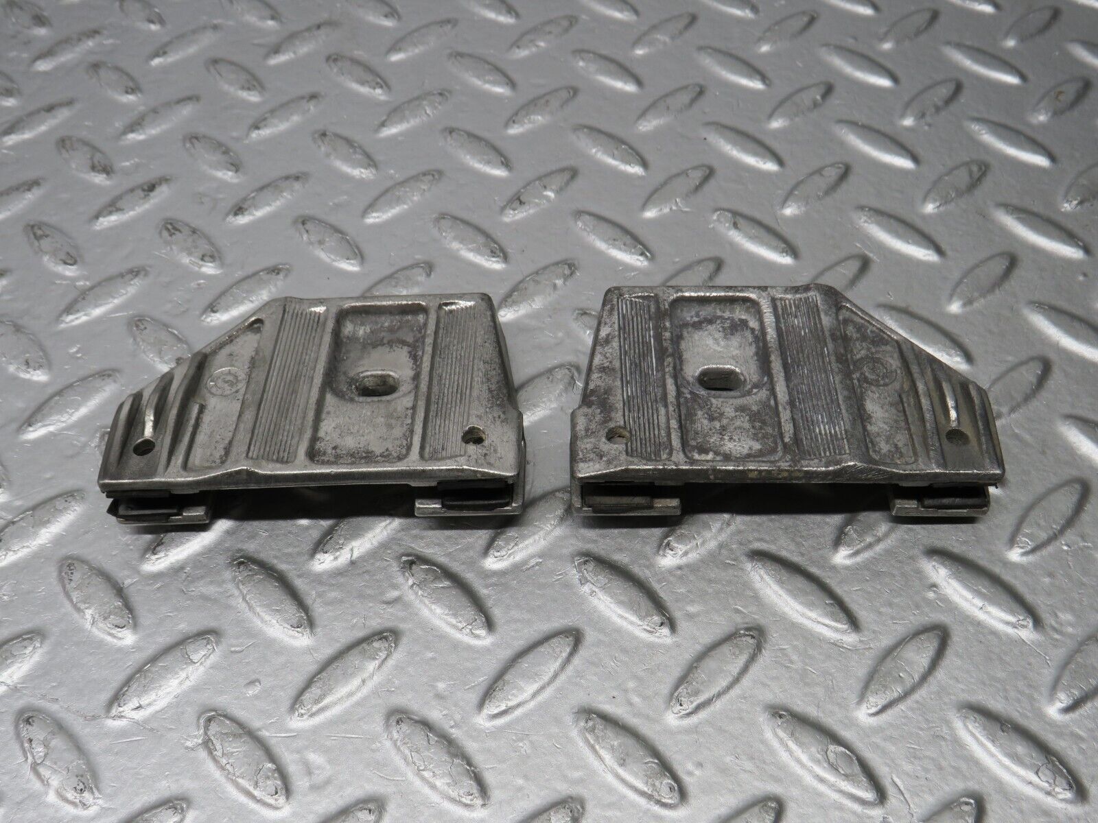 39727 Mercedes-Benz R129 320SL Coupe Door Window Guide Bracket 1247250132 1247250232