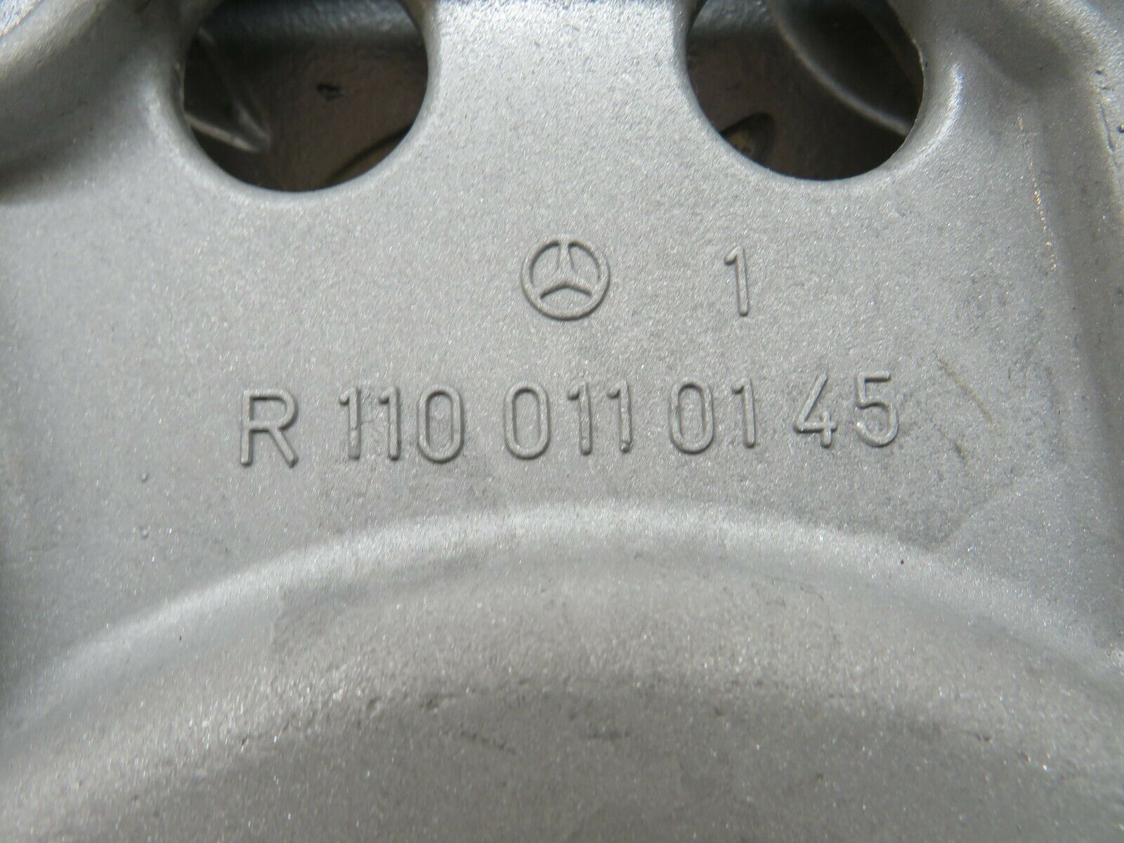 23613 Mercedes-Benz W114 280E Gearbox Flange 1100110145