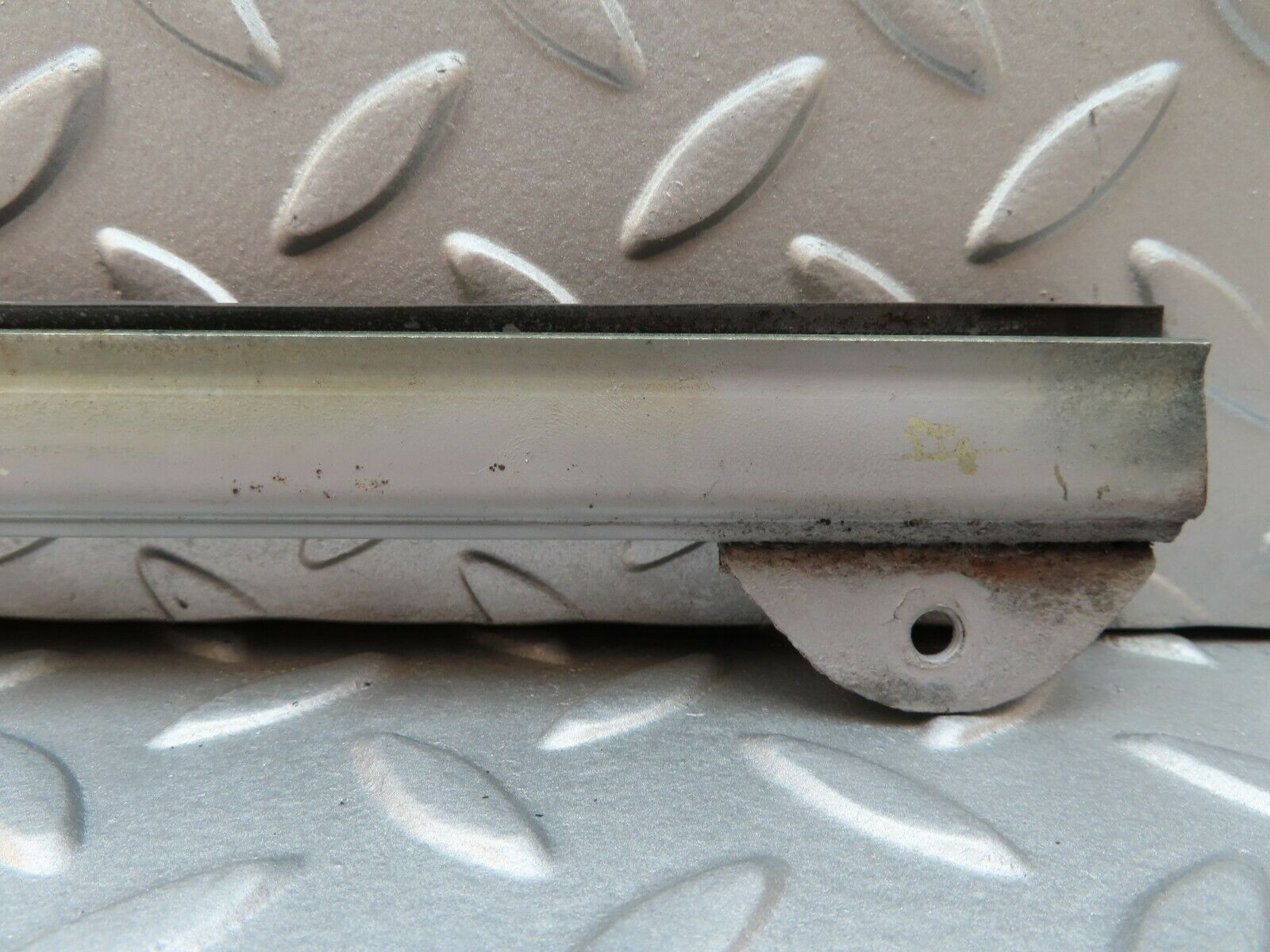 3690 Mercedes-Benz W108 280SE Front Right Door Glass Holder