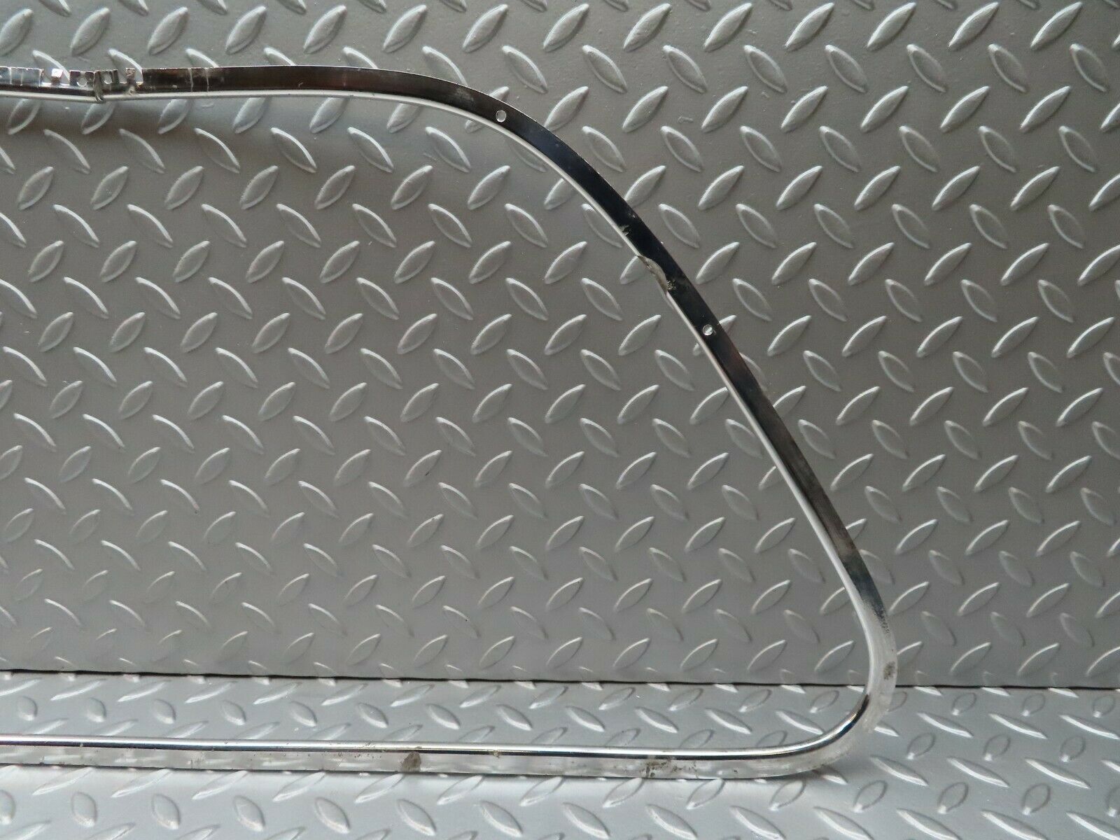 2049 Mercedes-Benz W105 219 PONTON Front Right Door Chrome Trim