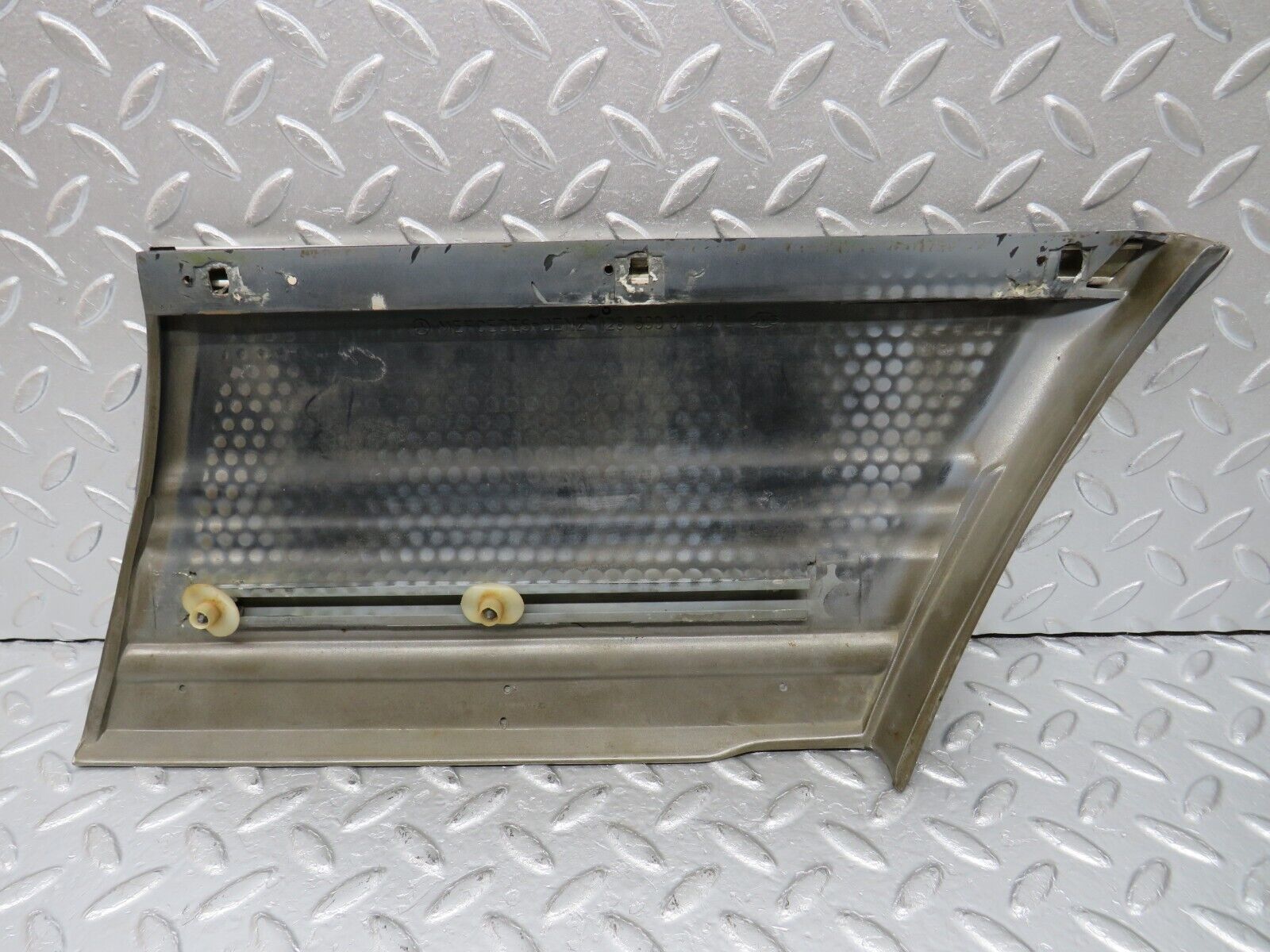 34373 Mercedes-Benz C126 380SEC Front Left Fender Wing Lower Moulding 1266900140