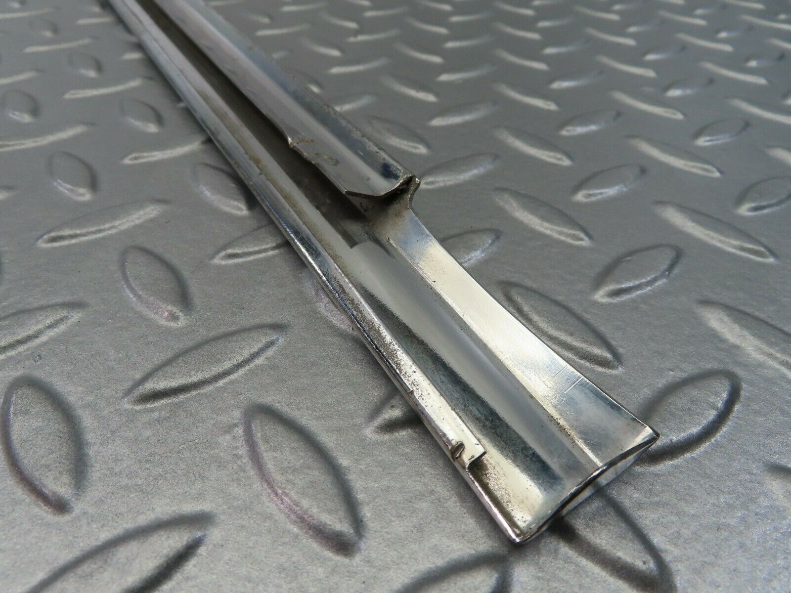 7286 Mercedes-Benz W116 450SE Rear Left Door Chrome Trim