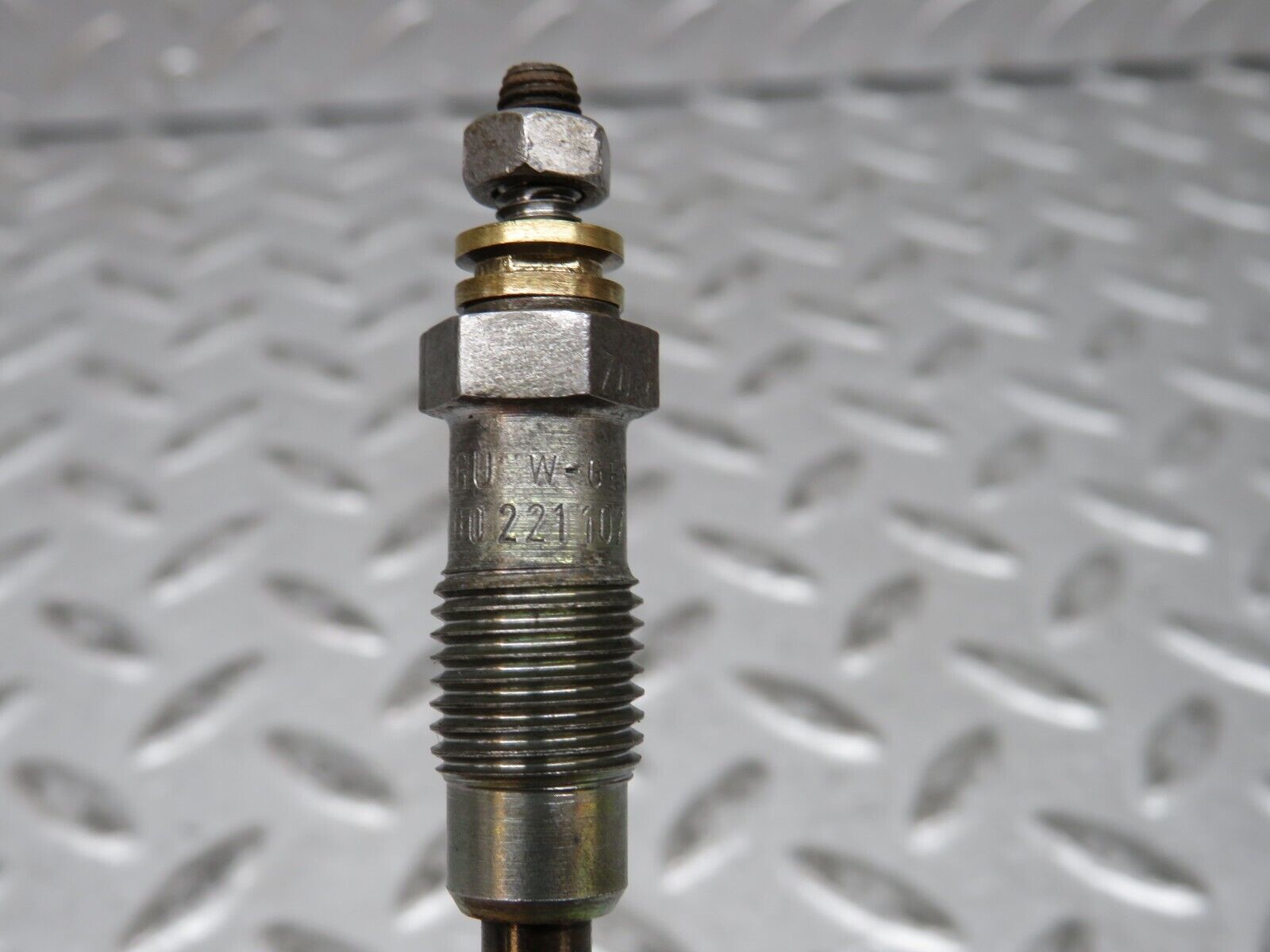 28499 Mercedes-Benz S123 240D Wagon Glow Plug Beru 0100221107