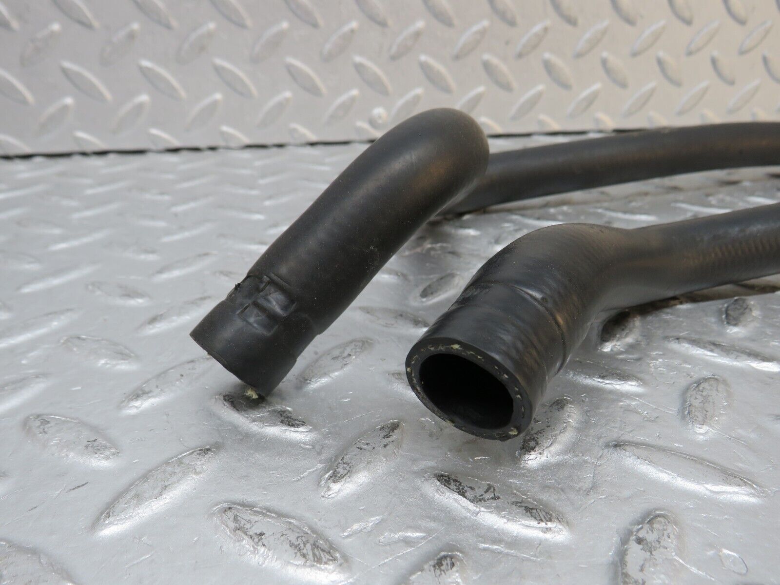 37975 Mercedes-Benz A124 320E Cabriolet Heater Hose Pipe Pair 1248327093