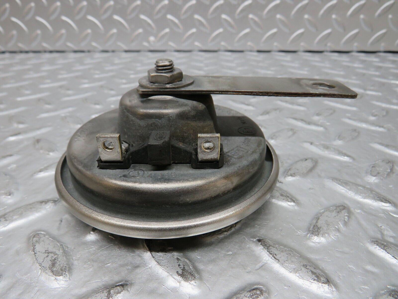 30617 Mercedes-Benz W201 190E 2.0L Horn Hella 002952