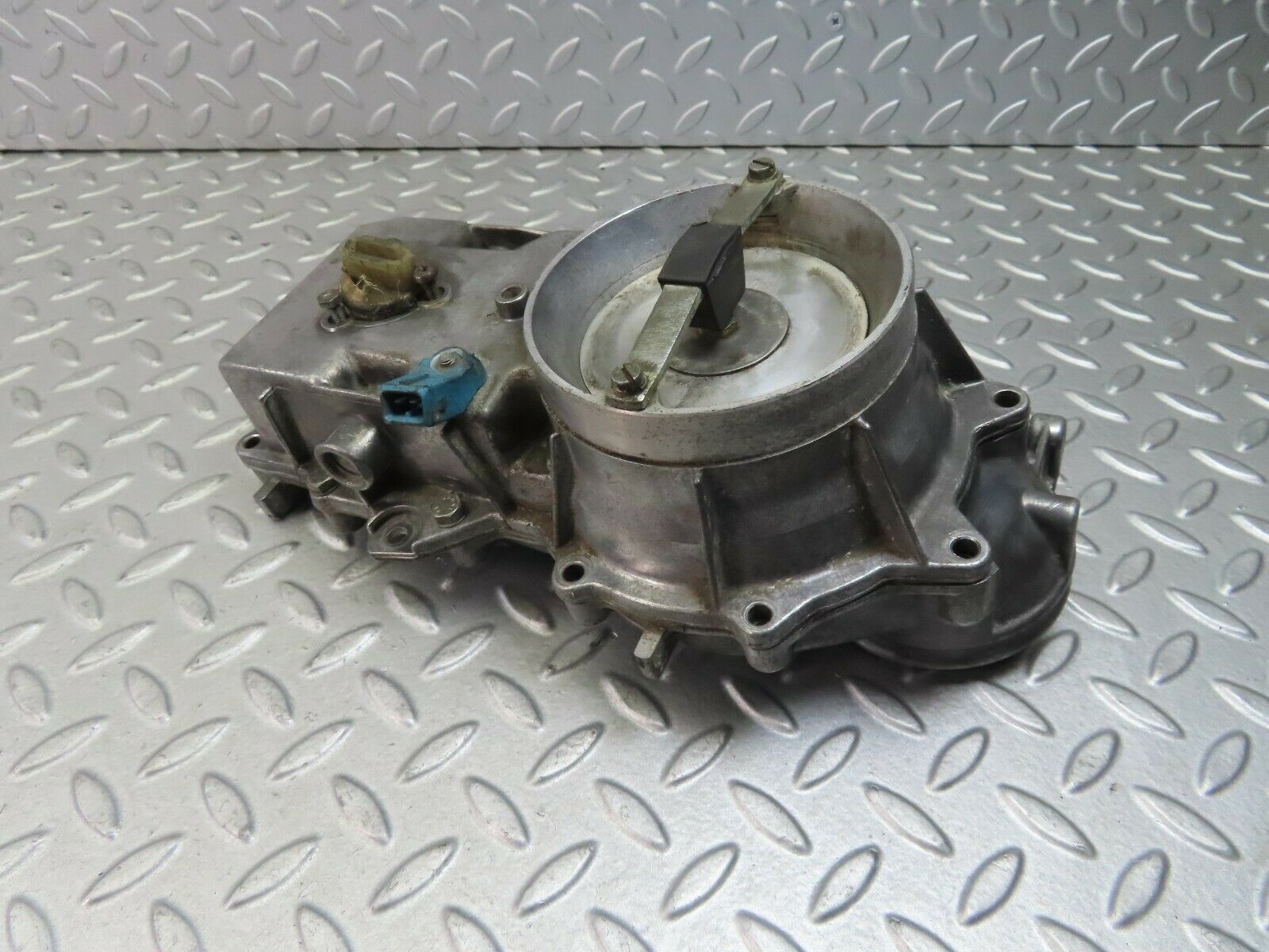 8818 Mercedes-Benz W123 Air Flow Mass Meter Sensor Bosch 0438120032