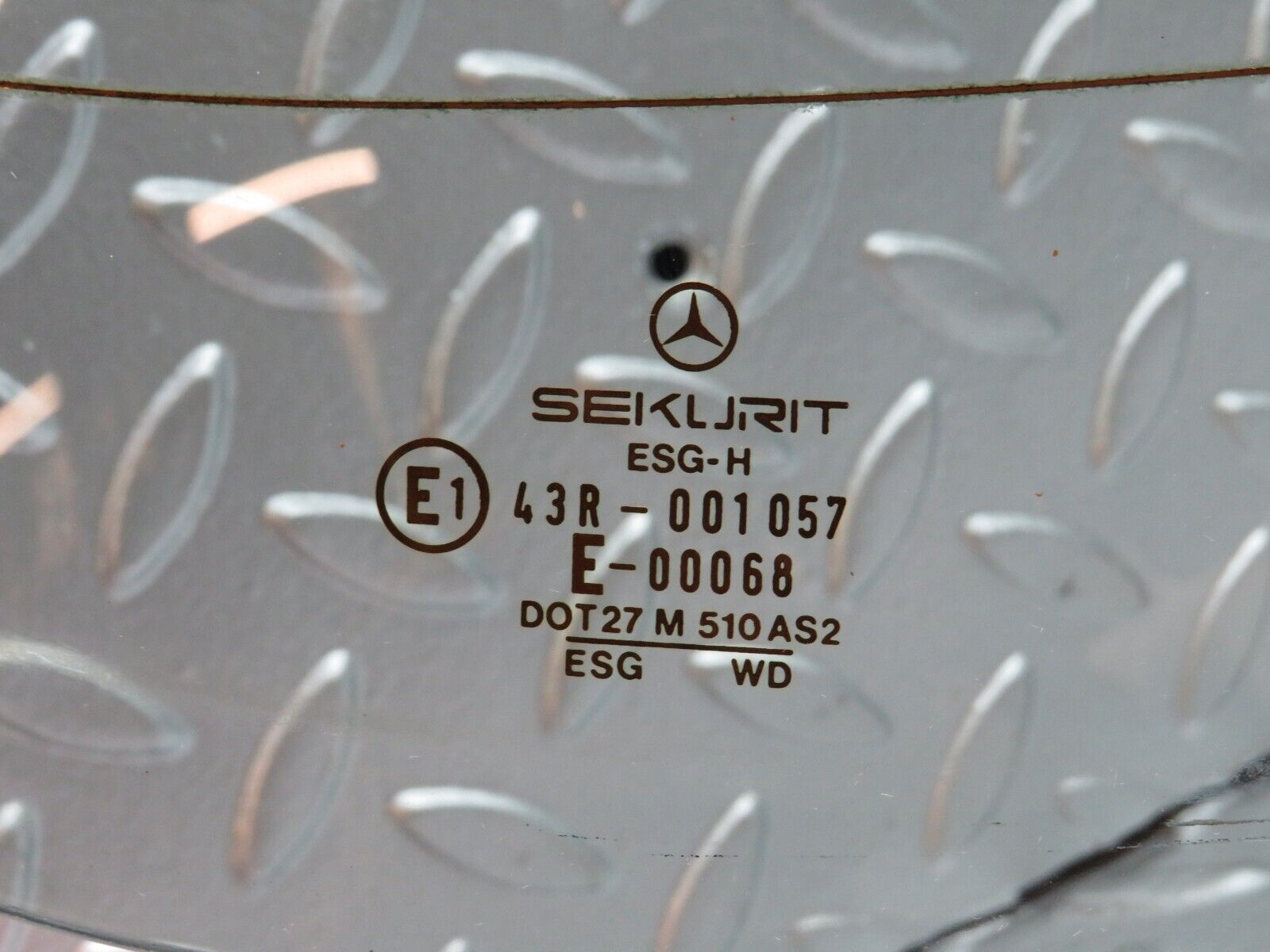 26820 Mercedes-Benz W123 240D Rear Heated Windscreen Glass