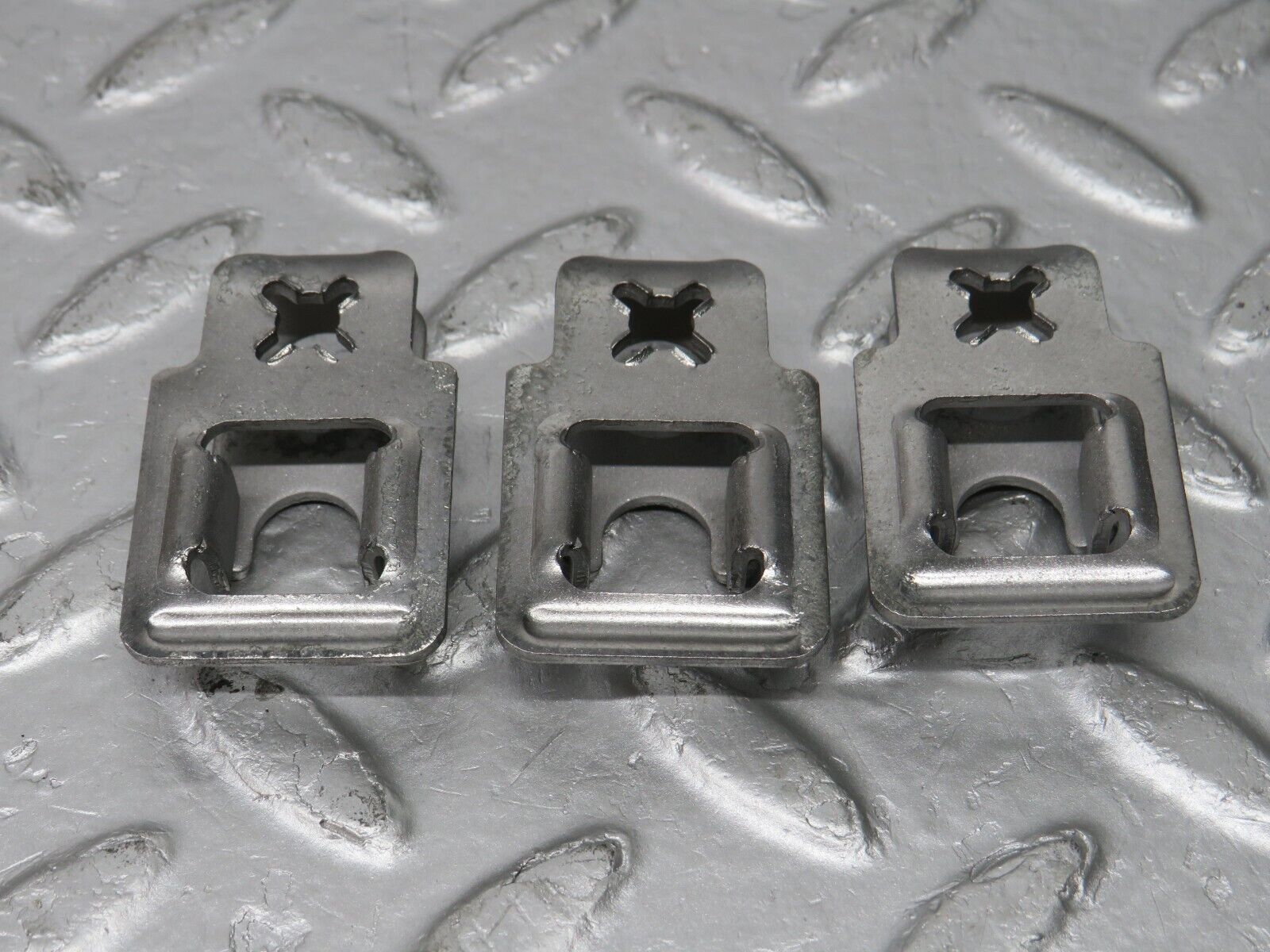 32701 Mercedes-Benz S124 300TE Wagon Fuel Injector Bracket Holder Set